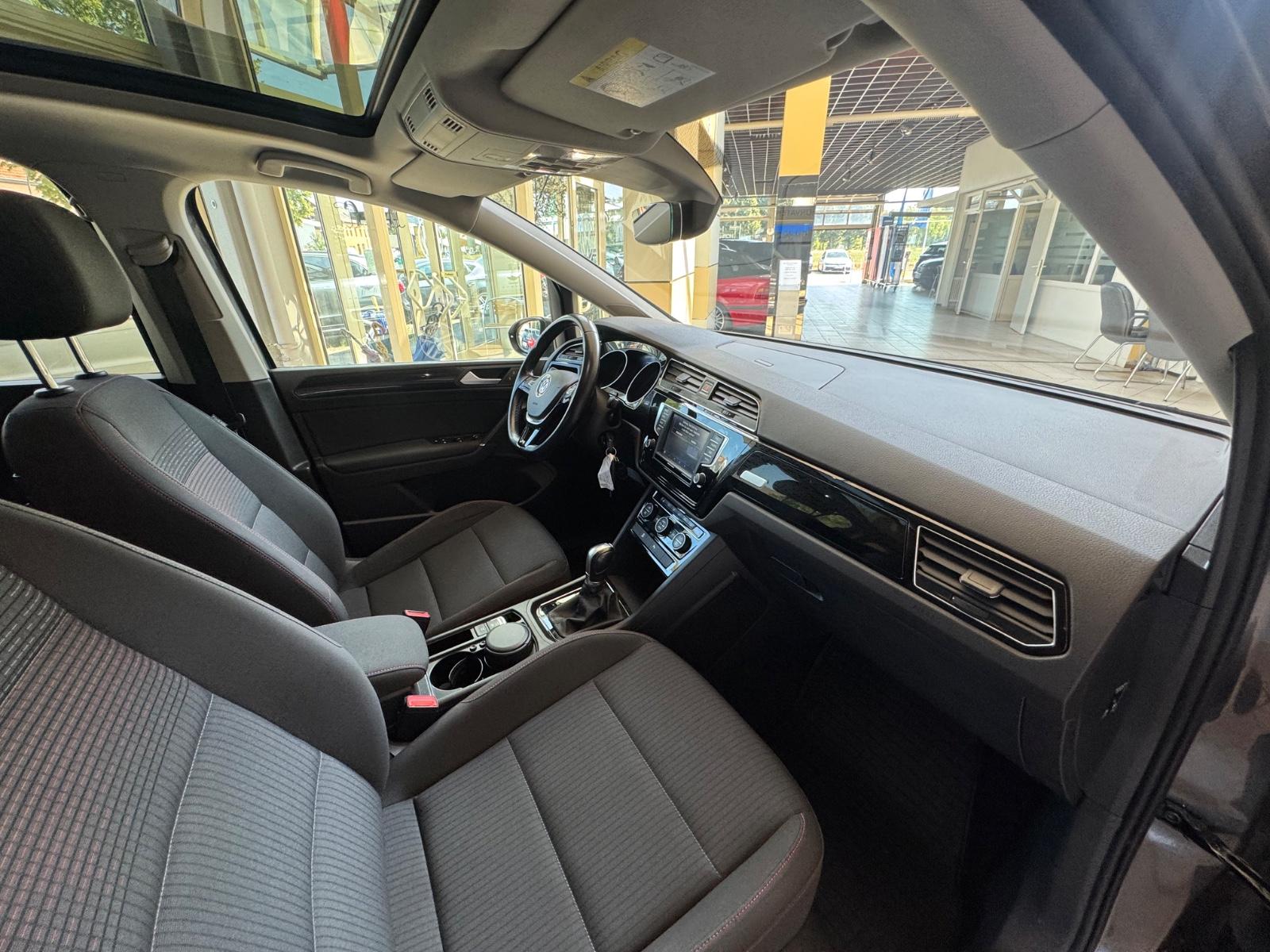 Volkswagen Touran*Navi*PDC*AHK*LED*1. Hd*Scheckheft*