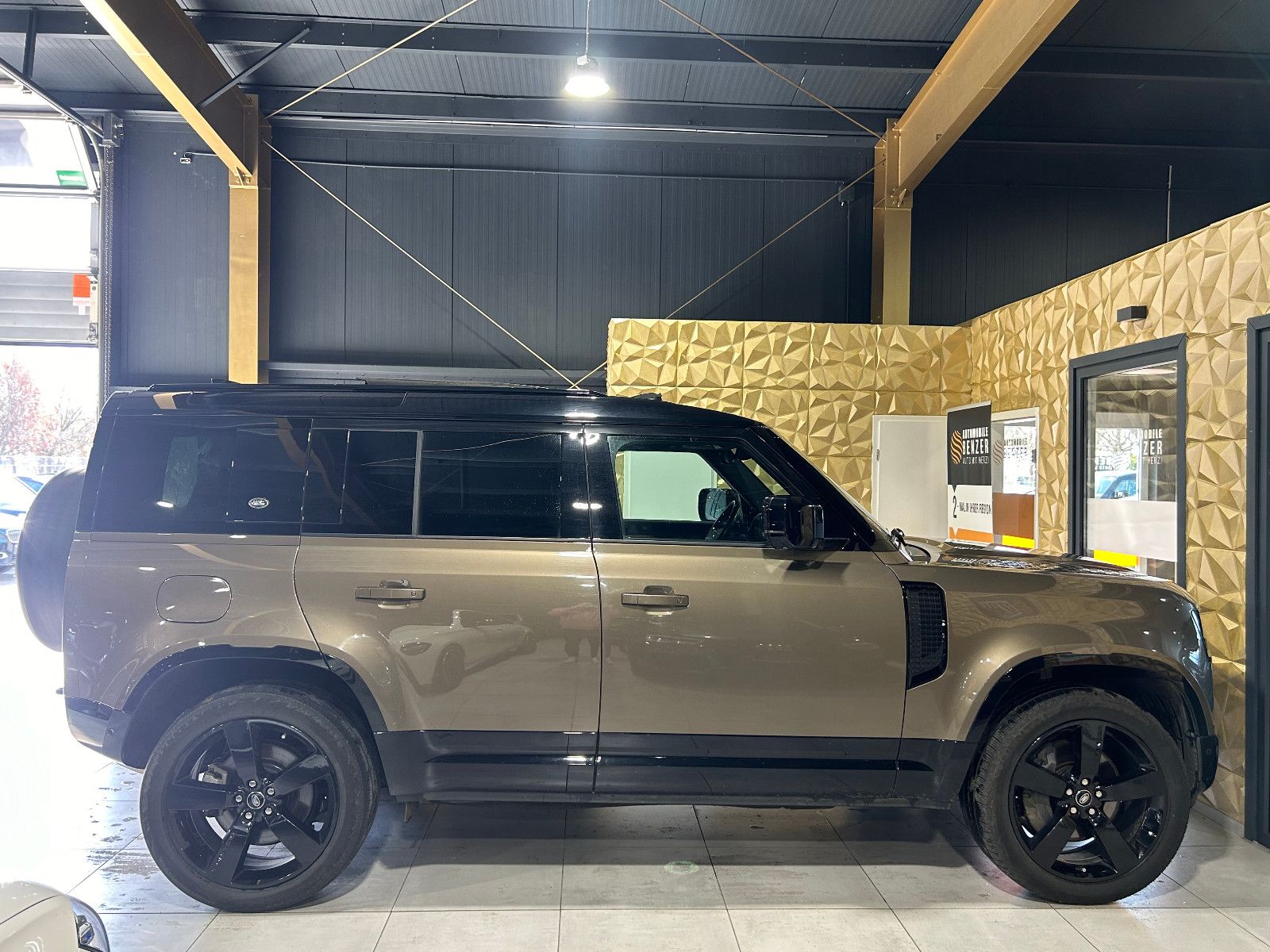 Fahrzeugabbildung Land Rover Defender 110 X-Dynamic S/HEAD-UP/PANO/360°/APPLE