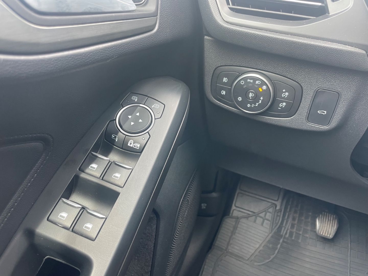 Fahrzeugabbildung Ford Focus Turnier Titanium X Kamera elek. AHK LED