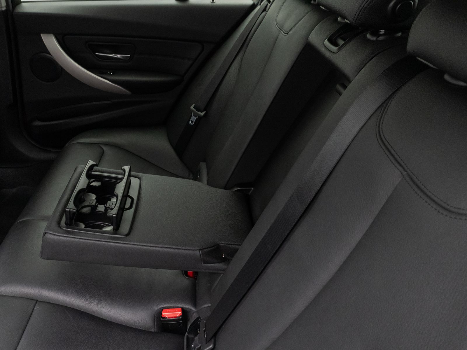 Fahrzeugabbildung BMW 320d xD Navi Lordos PDC LED Komfort AHK Sport