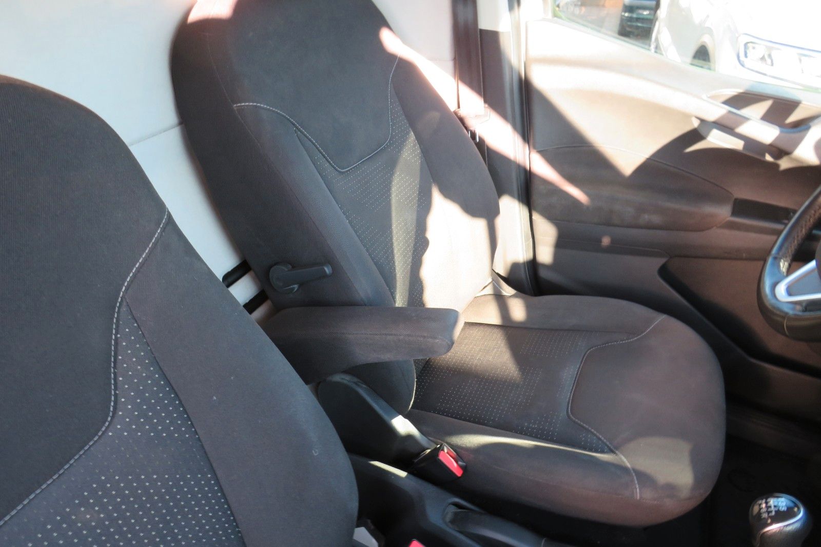 Fahrzeugabbildung Ford Transit Courier Trend KASTEN KLIMA FLÜGEL 1.HD