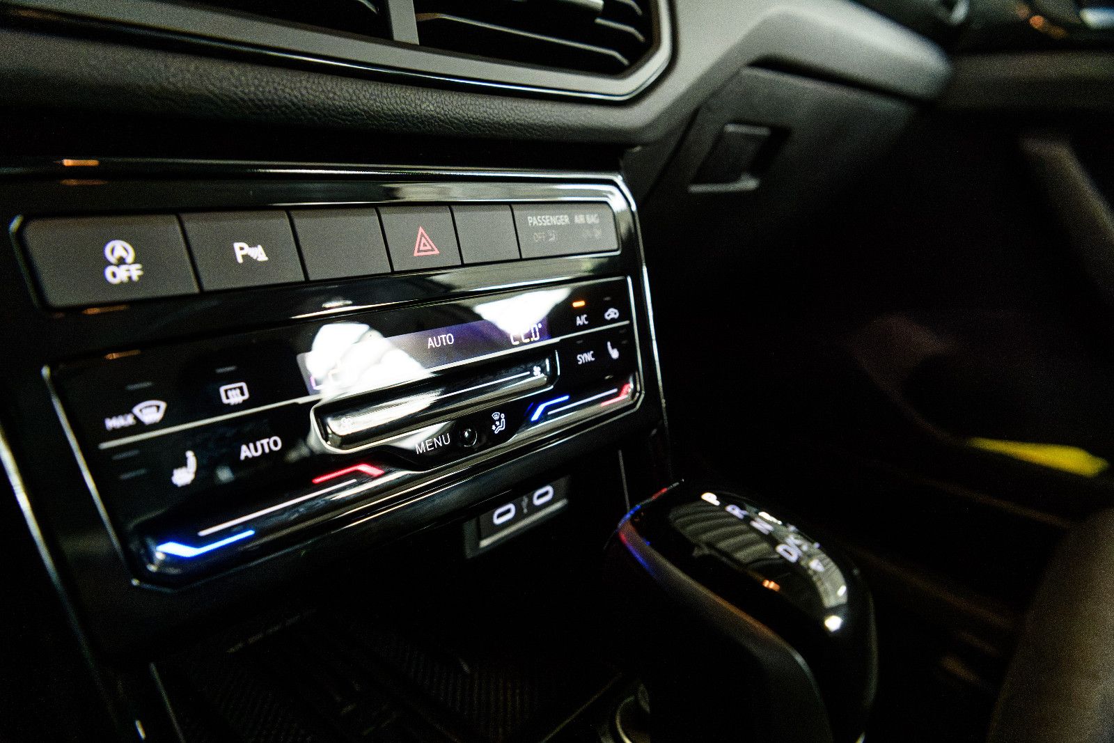 Fahrzeugabbildung Volkswagen T-Cross 1.0 TSI 85 kW Life +LED +ACC +Allwetter