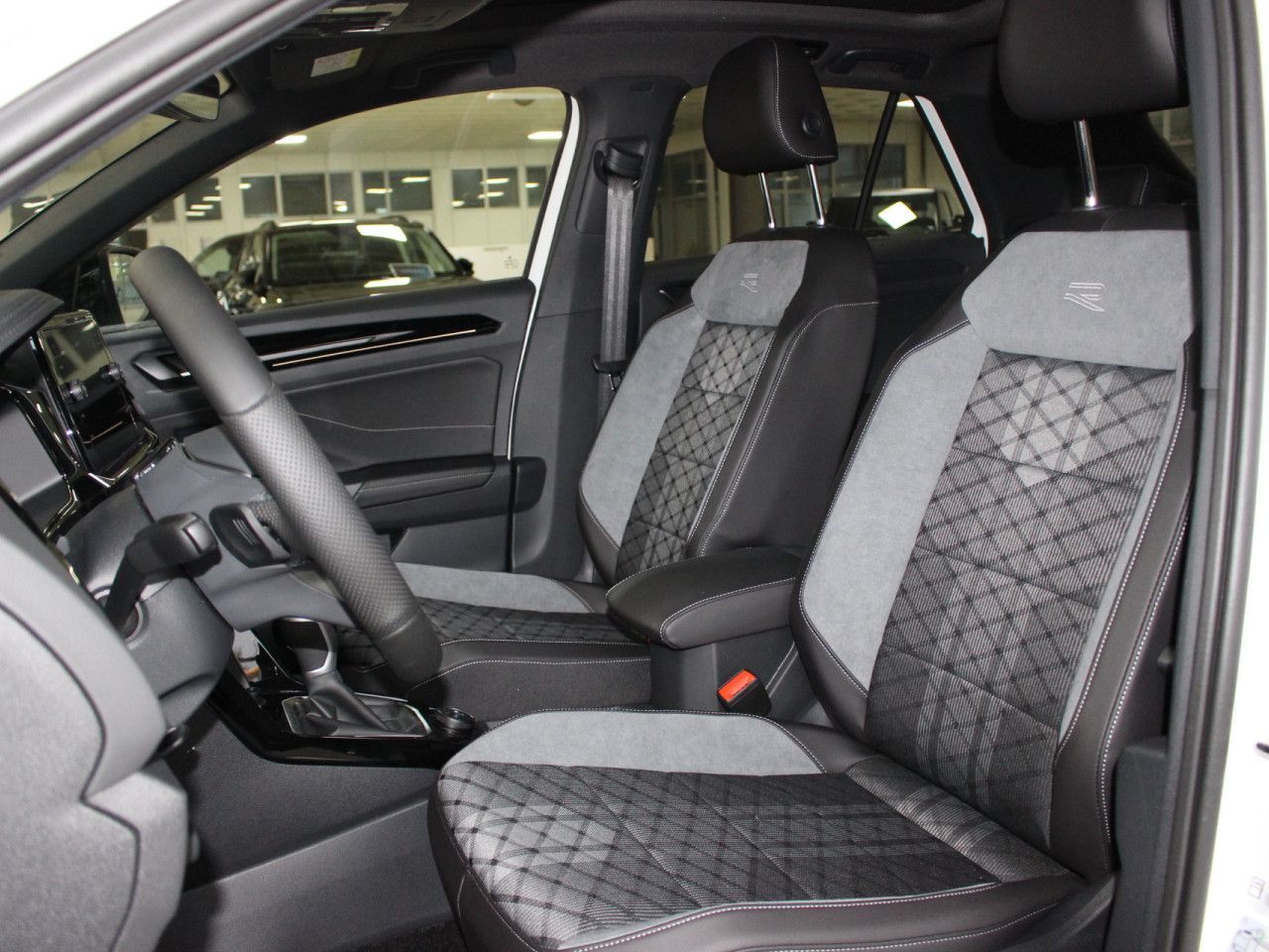 Fahrzeugabbildung Volkswagen T-Roc 2.0 TSI R-Line 4Motion/Pano/IQDrive/AHK