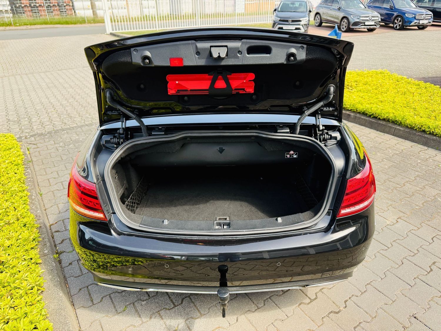 Fahrzeugabbildung Mercedes-Benz E 200 CABRIO SPORTPAKET - Autom., LED, Navi, PTS