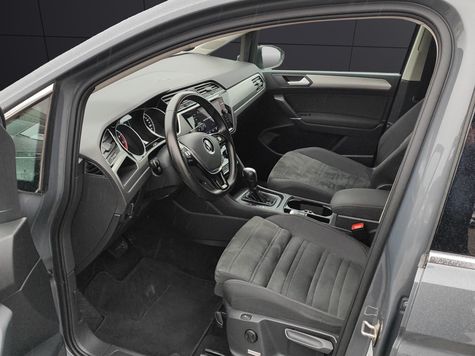 Fahrzeugabbildung Volkswagen Touran Comfortline *Massage*Sitzheizung*Apple*