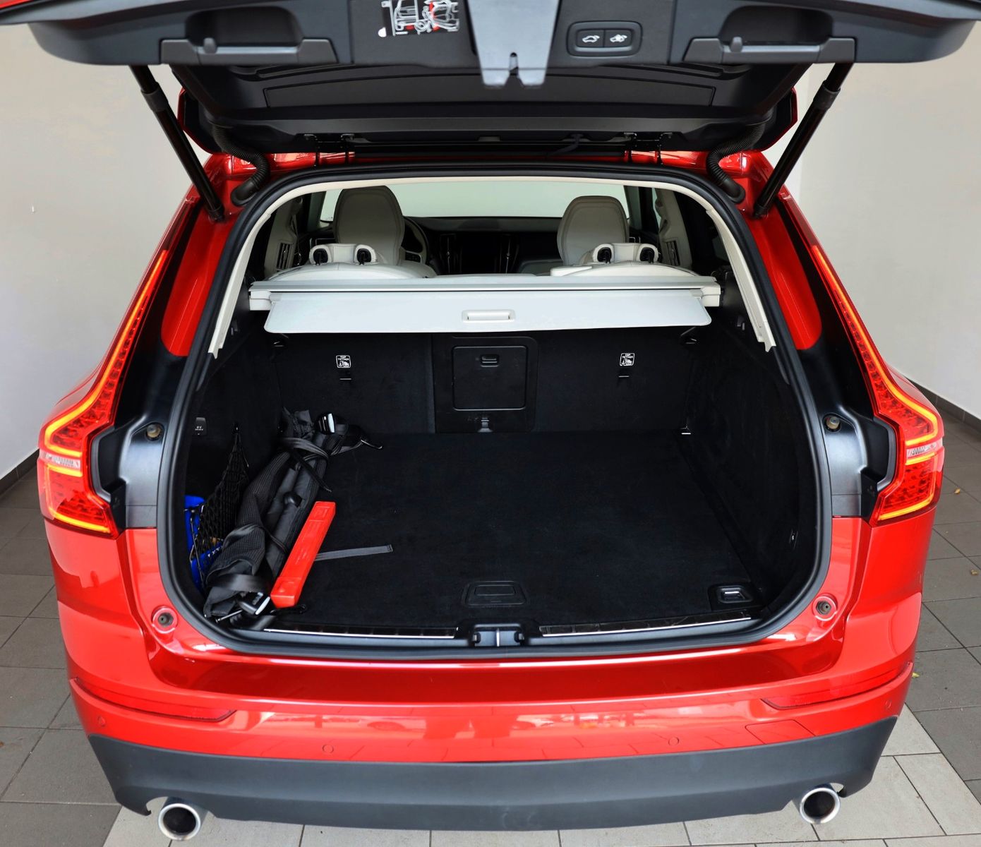 Fahrzeugabbildung Volvo XC60 Momentum Pro,Leder,Navi,LED,SH,Pano.,AHK+WR