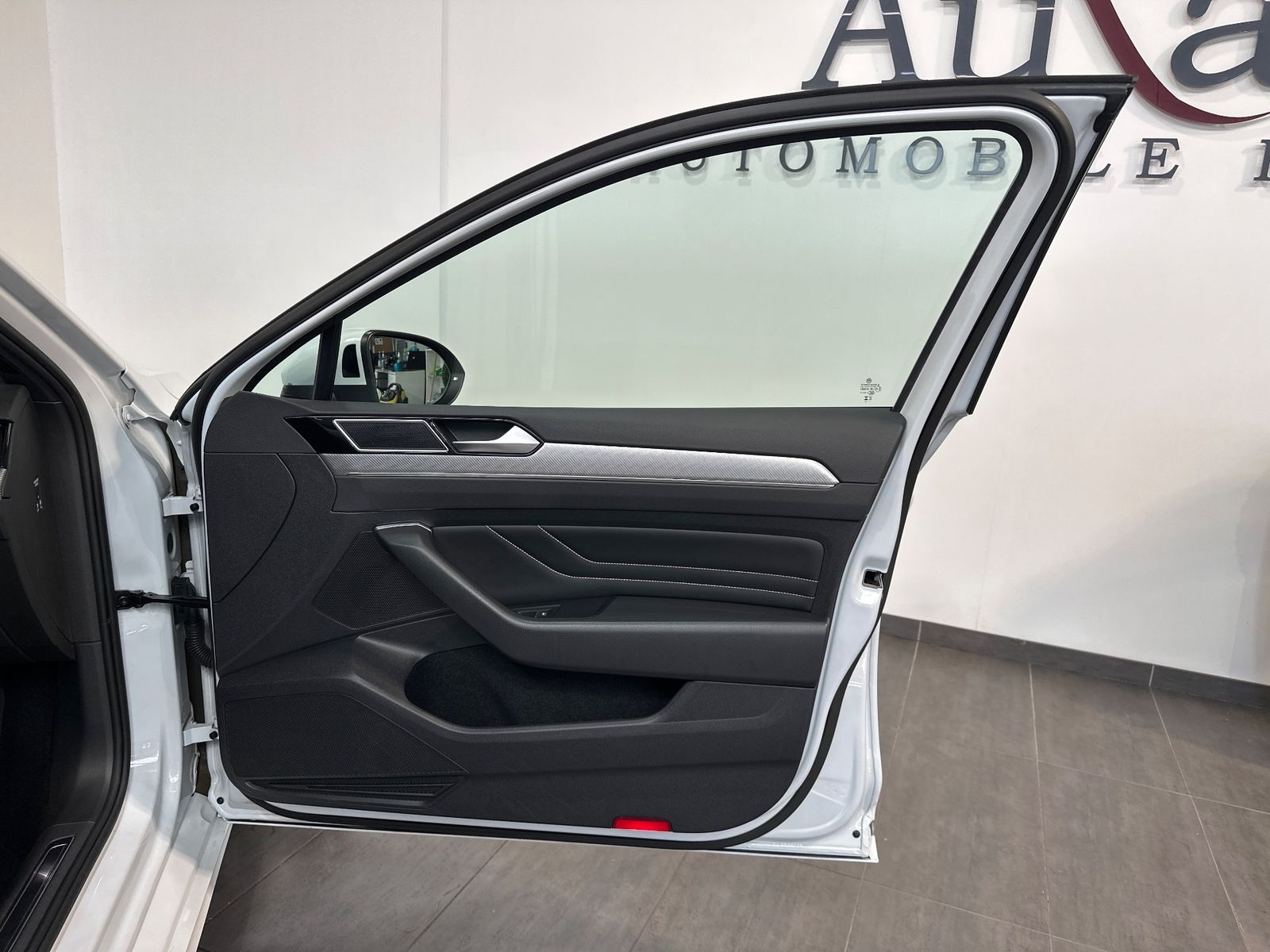 Fahrzeugabbildung Volkswagen Passat Variant 2.0 TDI DSG 4M R-Line NAV+LED+ACC