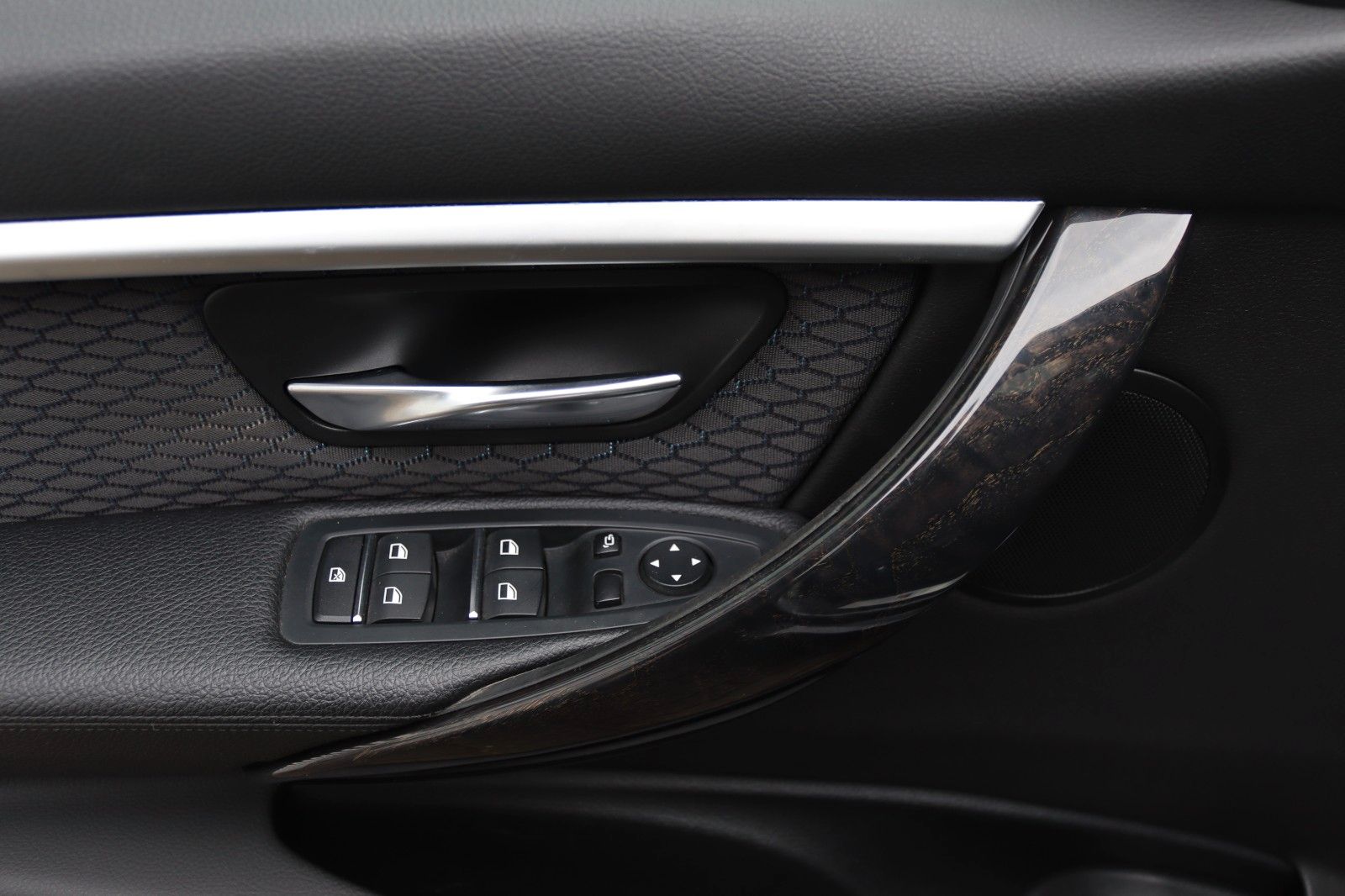 Fahrzeugabbildung BMW 330d  xDrive M SPORTPAKET NAVI LED 360° PANO HUD