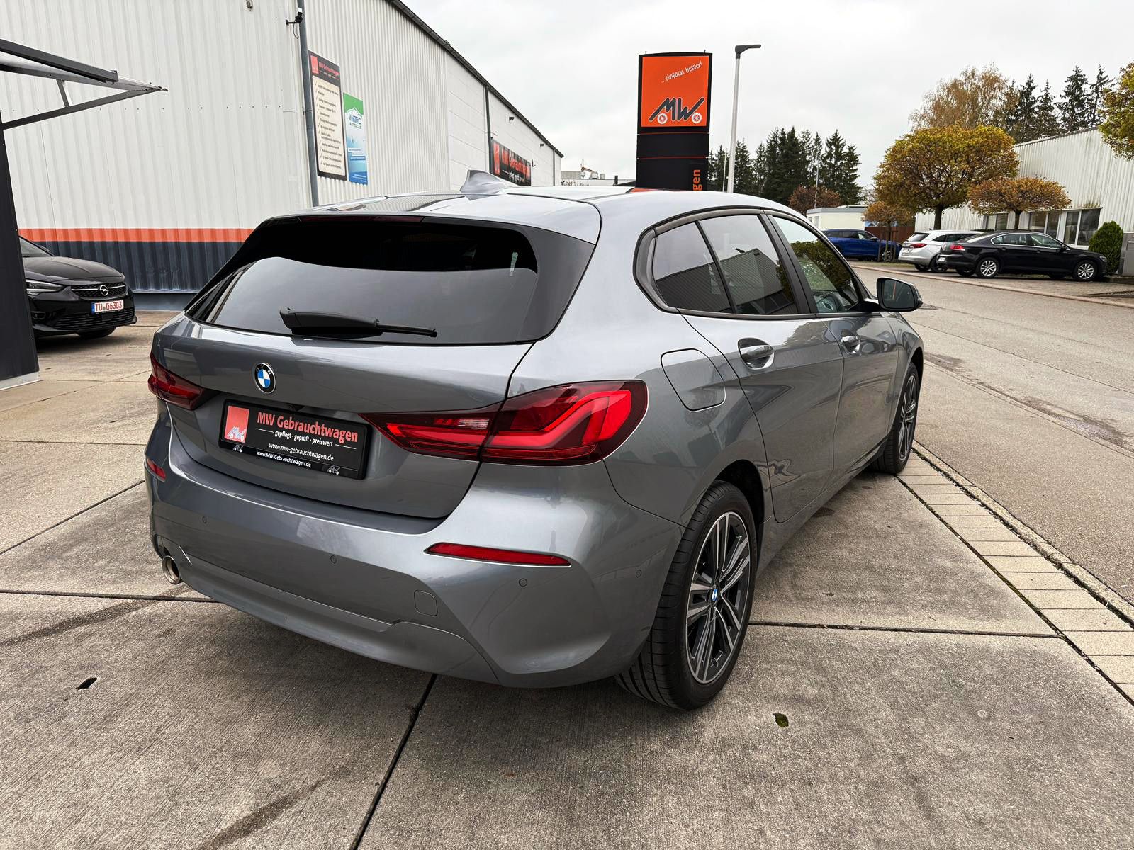 Fahrzeugabbildung BMW 118i Steptronic Advantage LED SHZ KAM PDC NAV BT