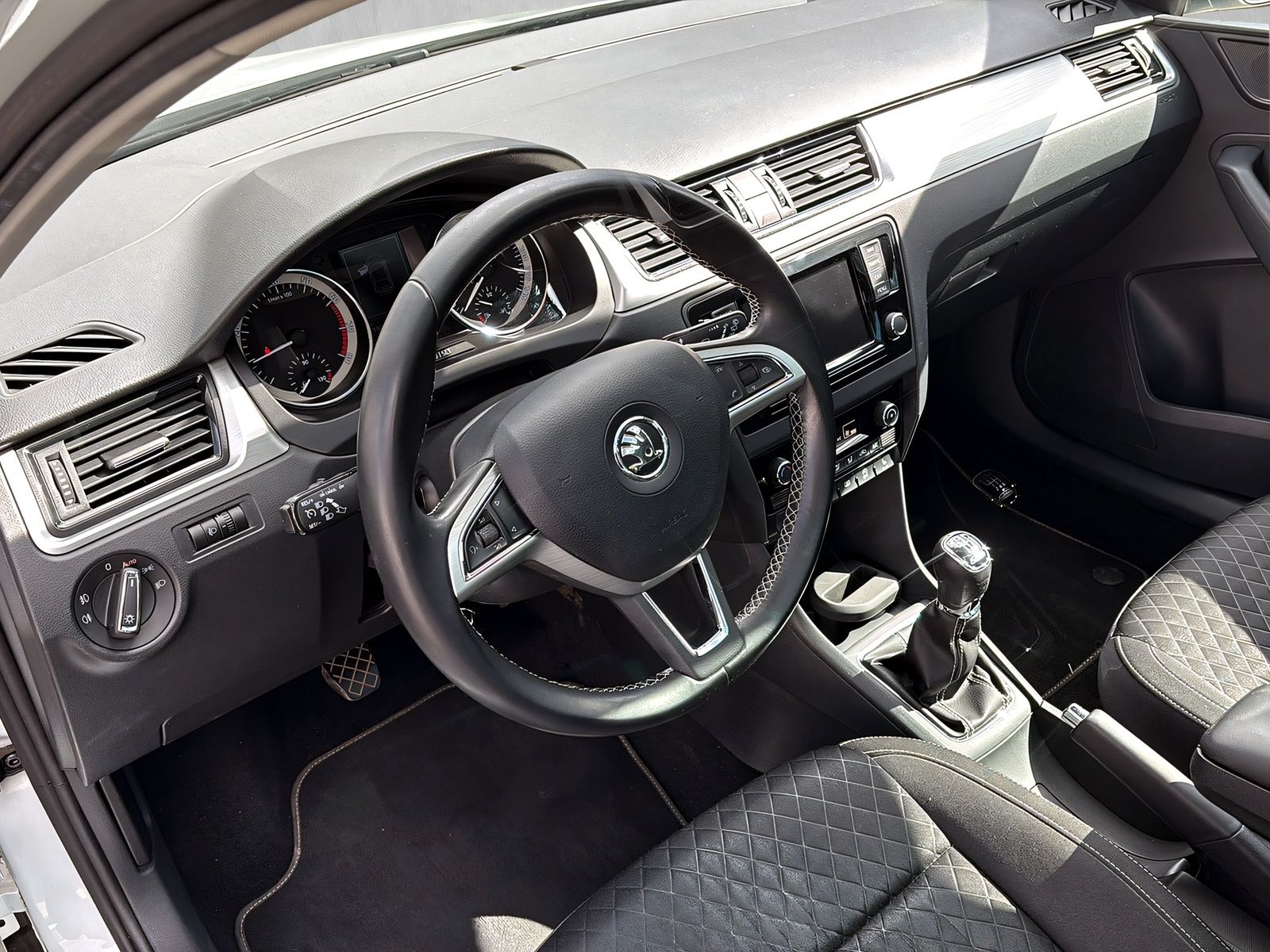 Fahrzeugabbildung SKODA Rapid 1.2i Edition NAVI PANORAMA XENON DAB PDC