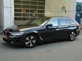 BMW 520d Tour Autom,Mod 2021,AHK,ACC,Kamera - BMW 520 mit Diesel-Antrieb