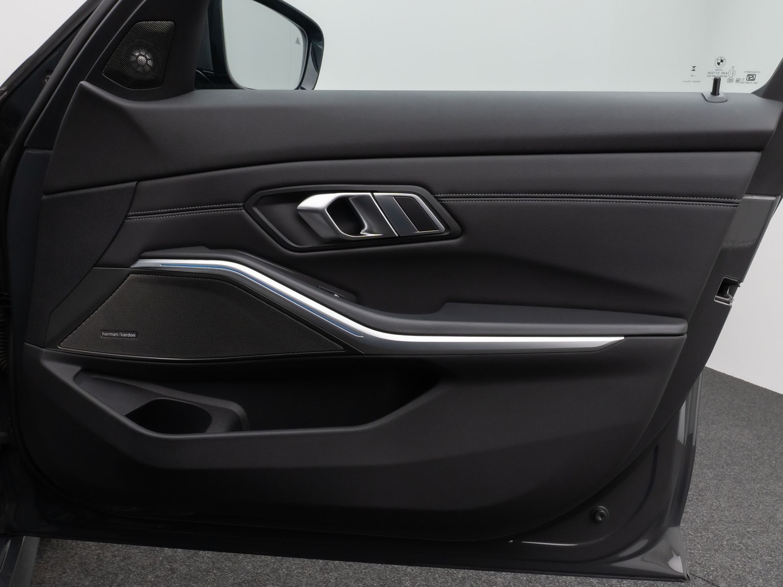 Fahrzeugabbildung BMW 330e xD M Sport Panorama Kamera HUD H/K AHK 19"