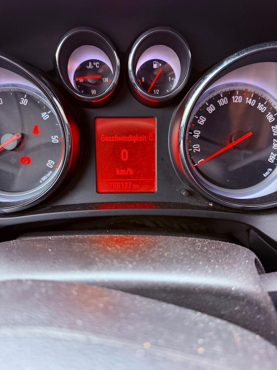 Opel Zafira tourer 2012 — interior