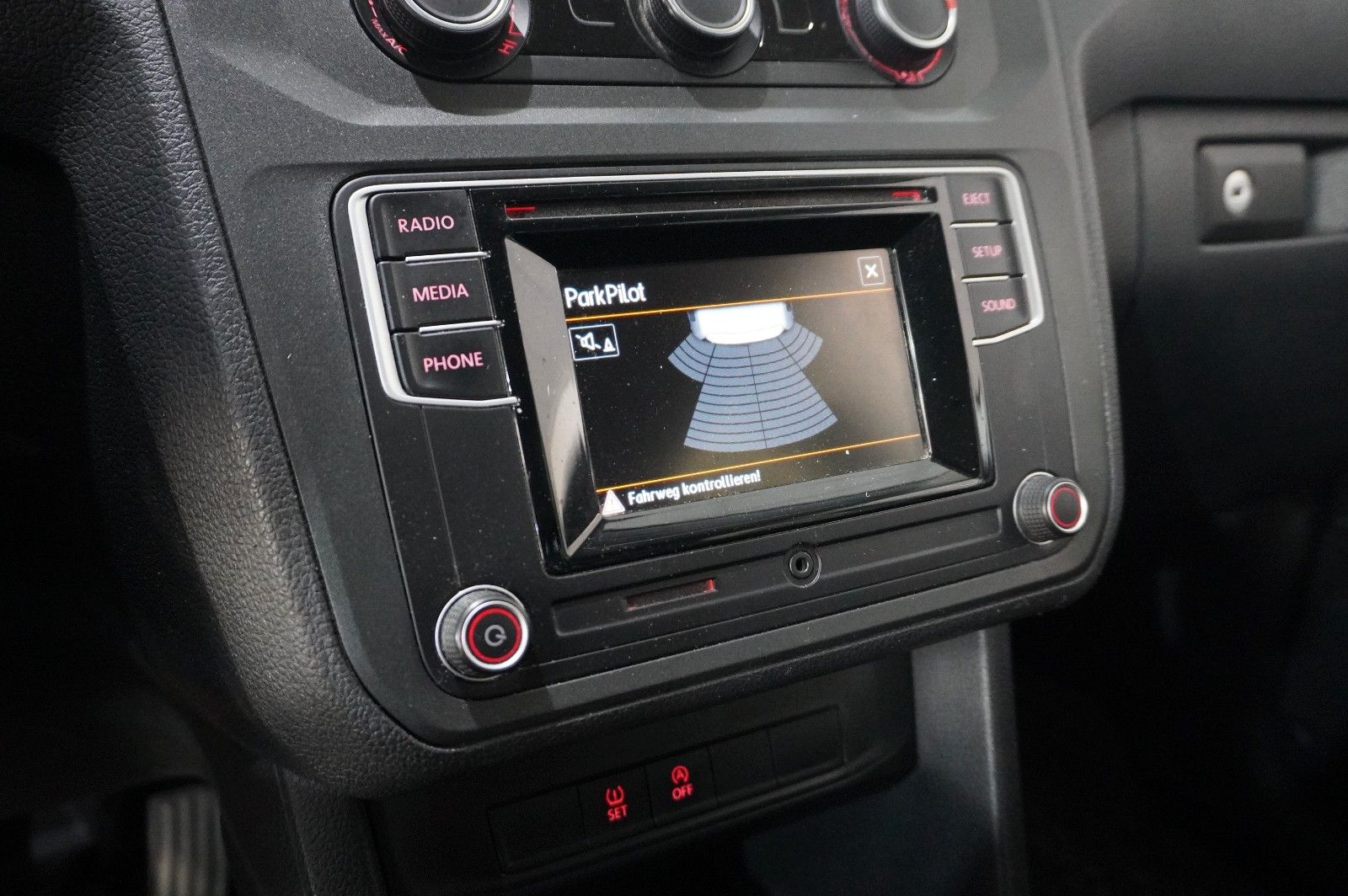 Fahrzeugabbildung Volkswagen Caddy 1.4 TSI TRENDLINE DSG 5-SITZE KLIMA/AHK