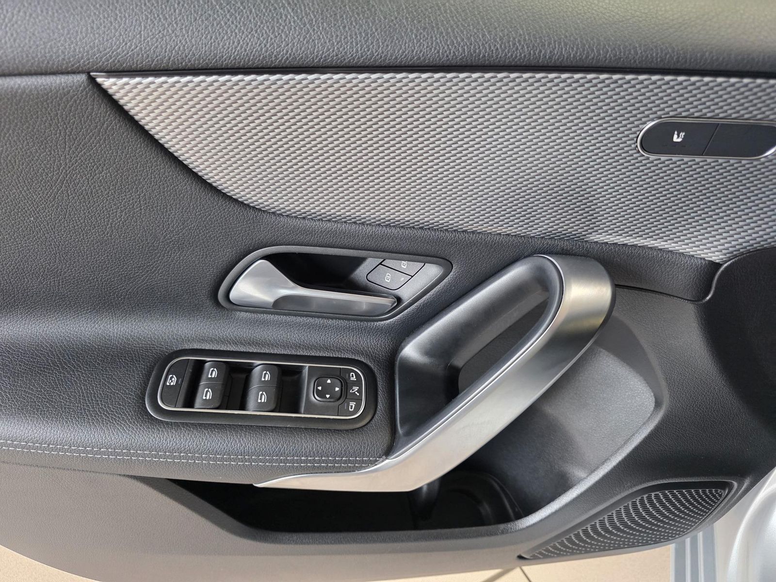 Fahrzeugabbildung Mercedes-Benz A 200 /LED/Navi/MBUX/DAB/VZE/Park-As./Induktion