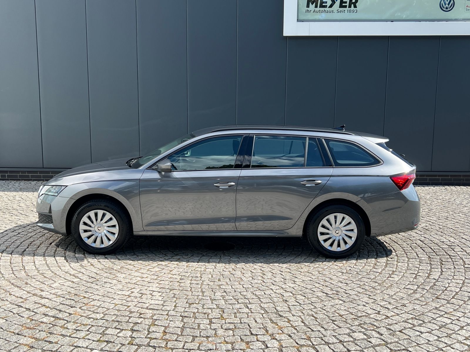 Fahrzeugabbildung SKODA Octavia Combi Essence 2.0 TDI *AHK, LED, SmartLi