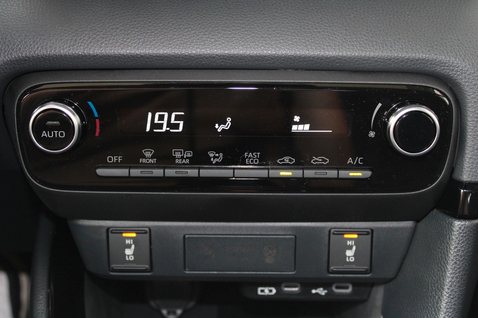 Fahrzeugabbildung Toyota Yaris 1.5 Hybrid Team D + Comf.- + Safety-Paket