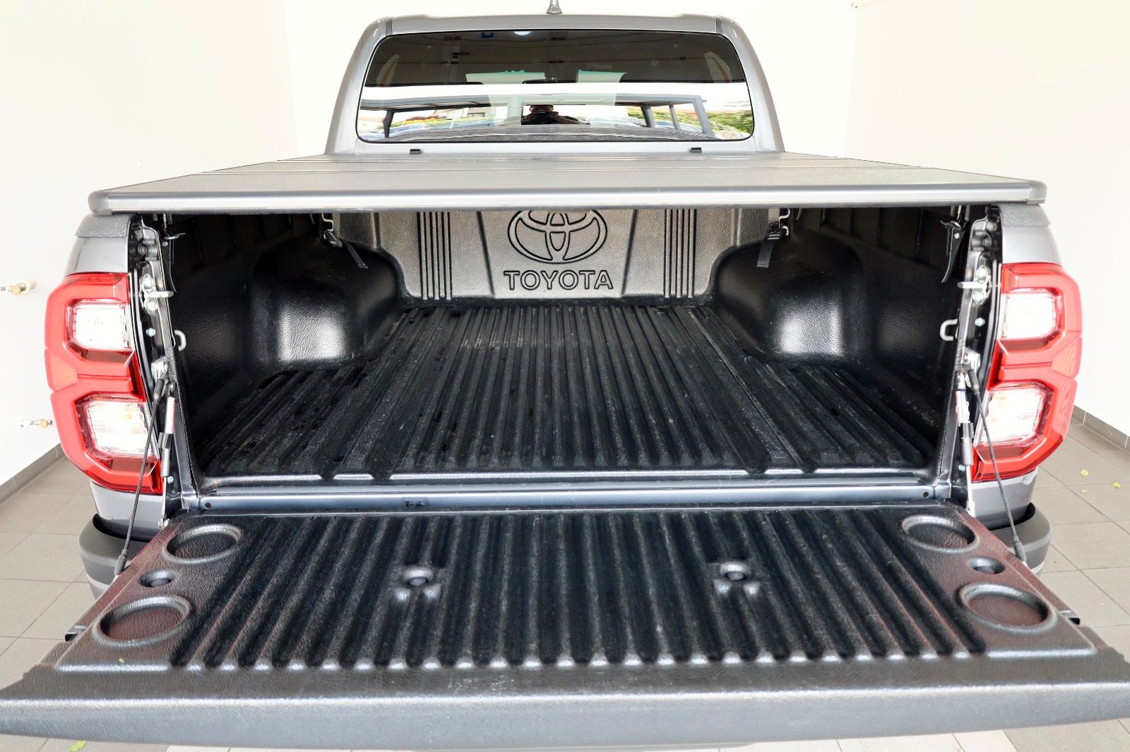 Fahrzeugabbildung Toyota Hilux 2.8 D-4D Invincible,Leder,ACC,Rollo,AHK