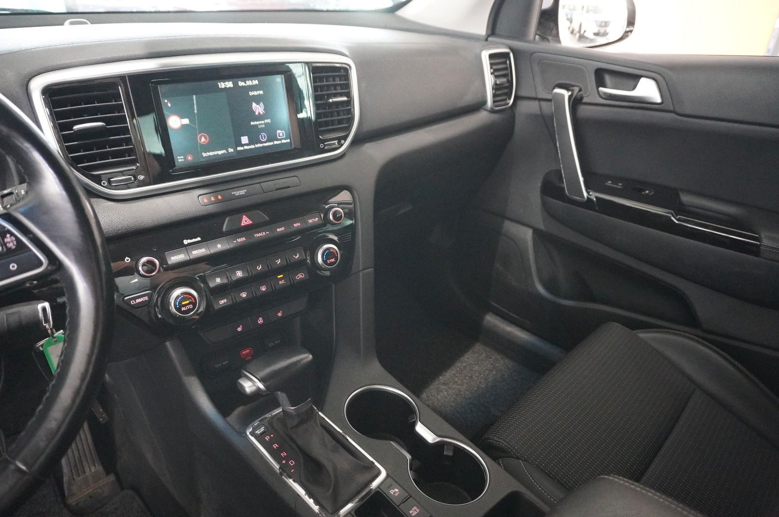Fahrzeugabbildung Kia Sportage 1.6 CRDI 2WD DCT NAVI/LED/KAMERA/SH/AHK