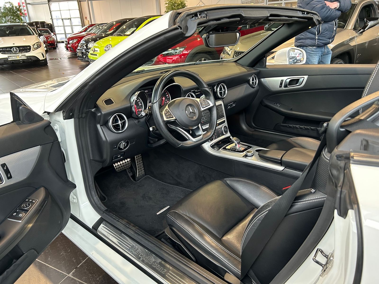 Fahrzeugabbildung Mercedes-Benz SLC 200 9G-Tronic AIRSCARF SHZ PANO NAVI