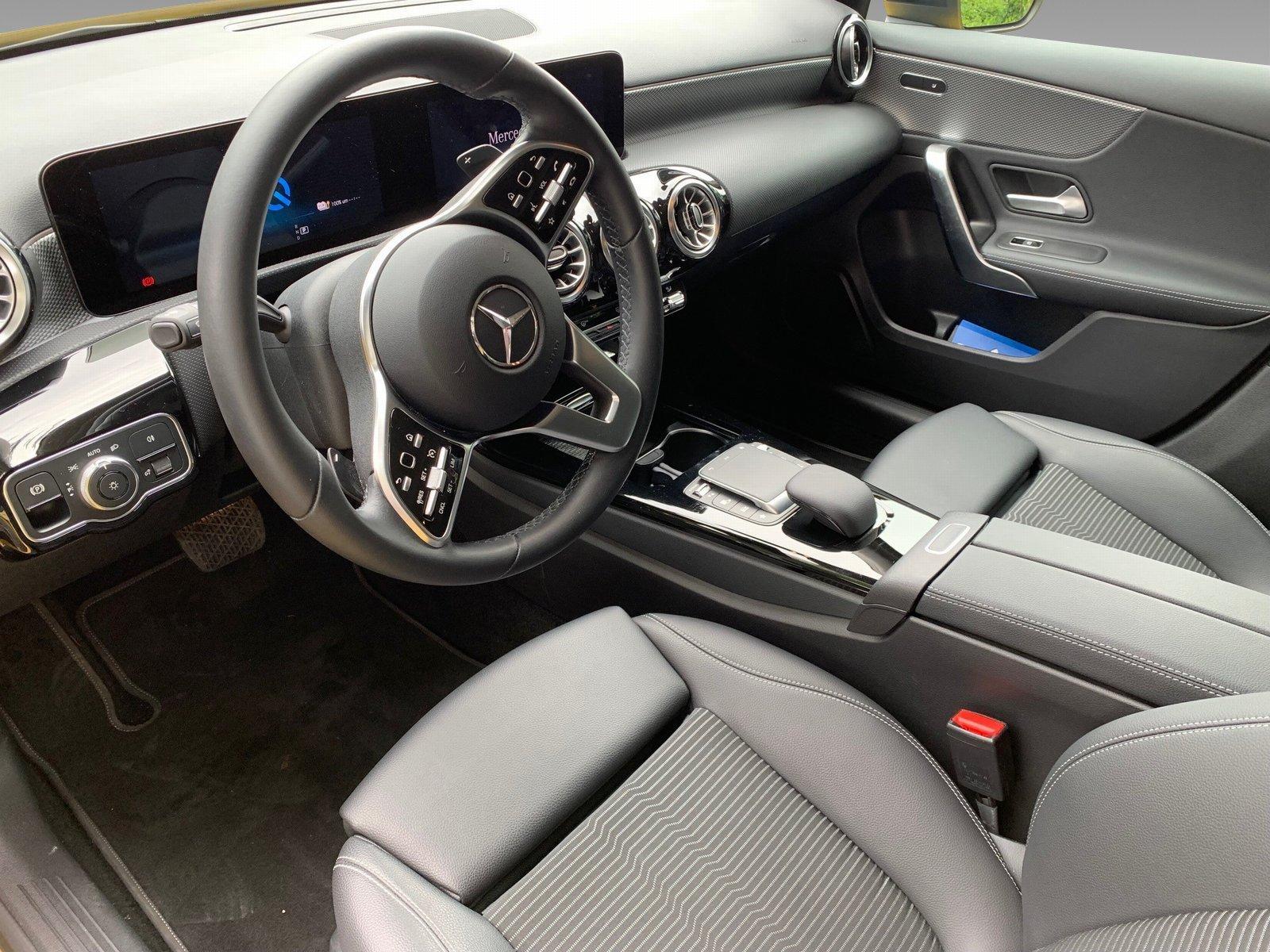 Mercedes-Benz A 250 e Progressive; MBUX High-End; LED Licht