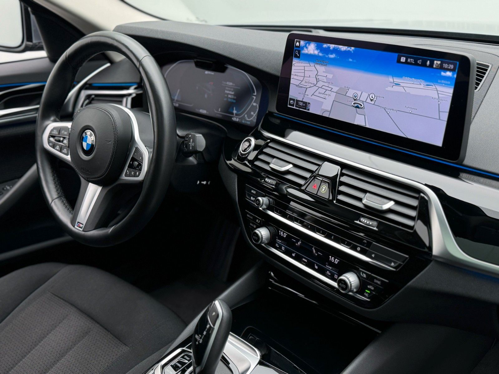 Fahrzeugabbildung BMW 530e xD Kamera DAB Laser ACC Komfort HUD Panoram