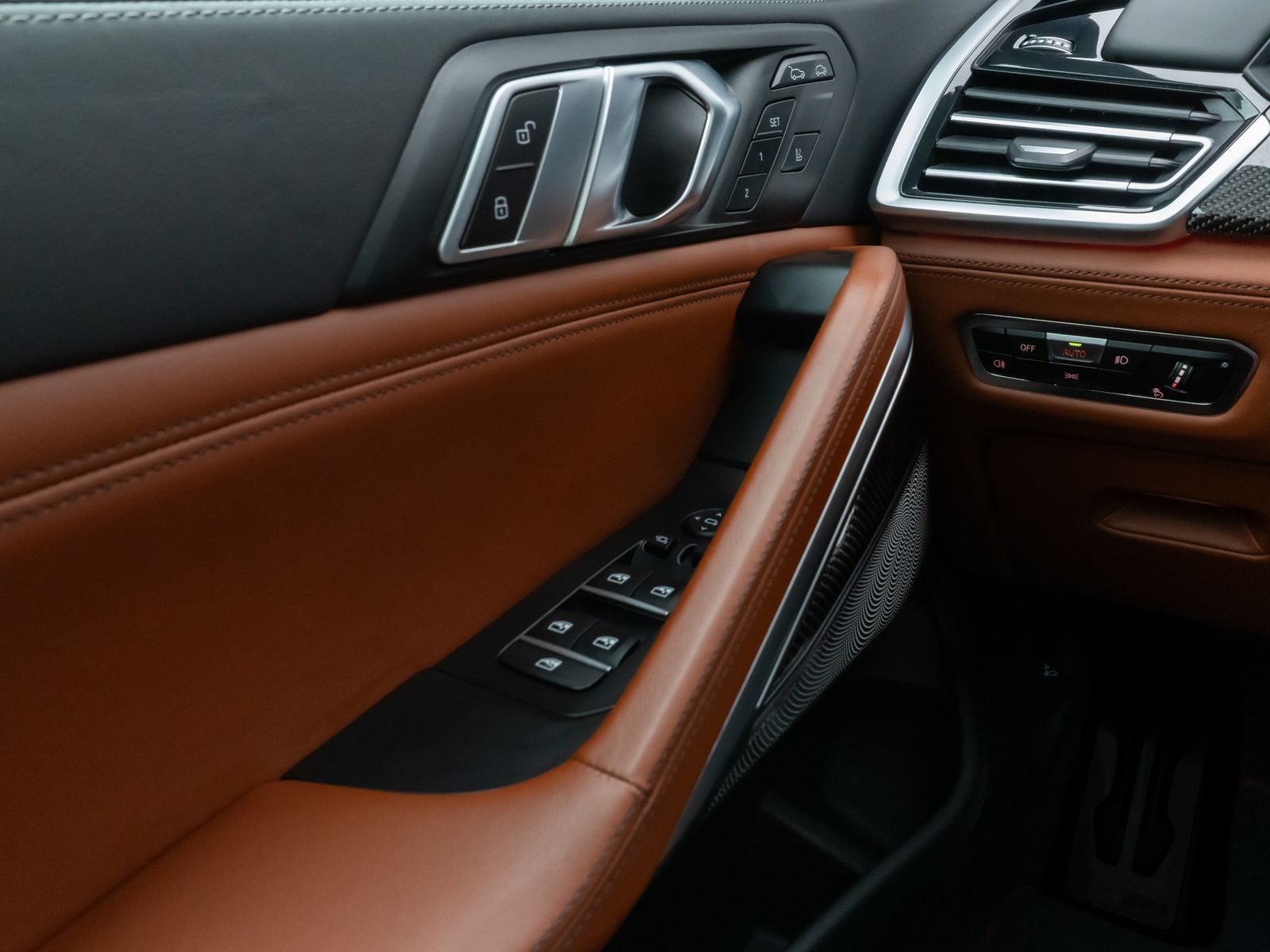 Fahrzeugabbildung BMW X6 M50i Panorama Laser 360°HUD DAB B&W AHK 22"