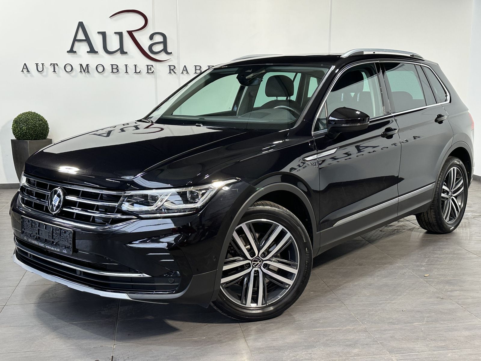 Fahrzeugabbildung Volkswagen Tiguan 4Motion Elegance/Sport NAV+LED+PANO+19ZO
