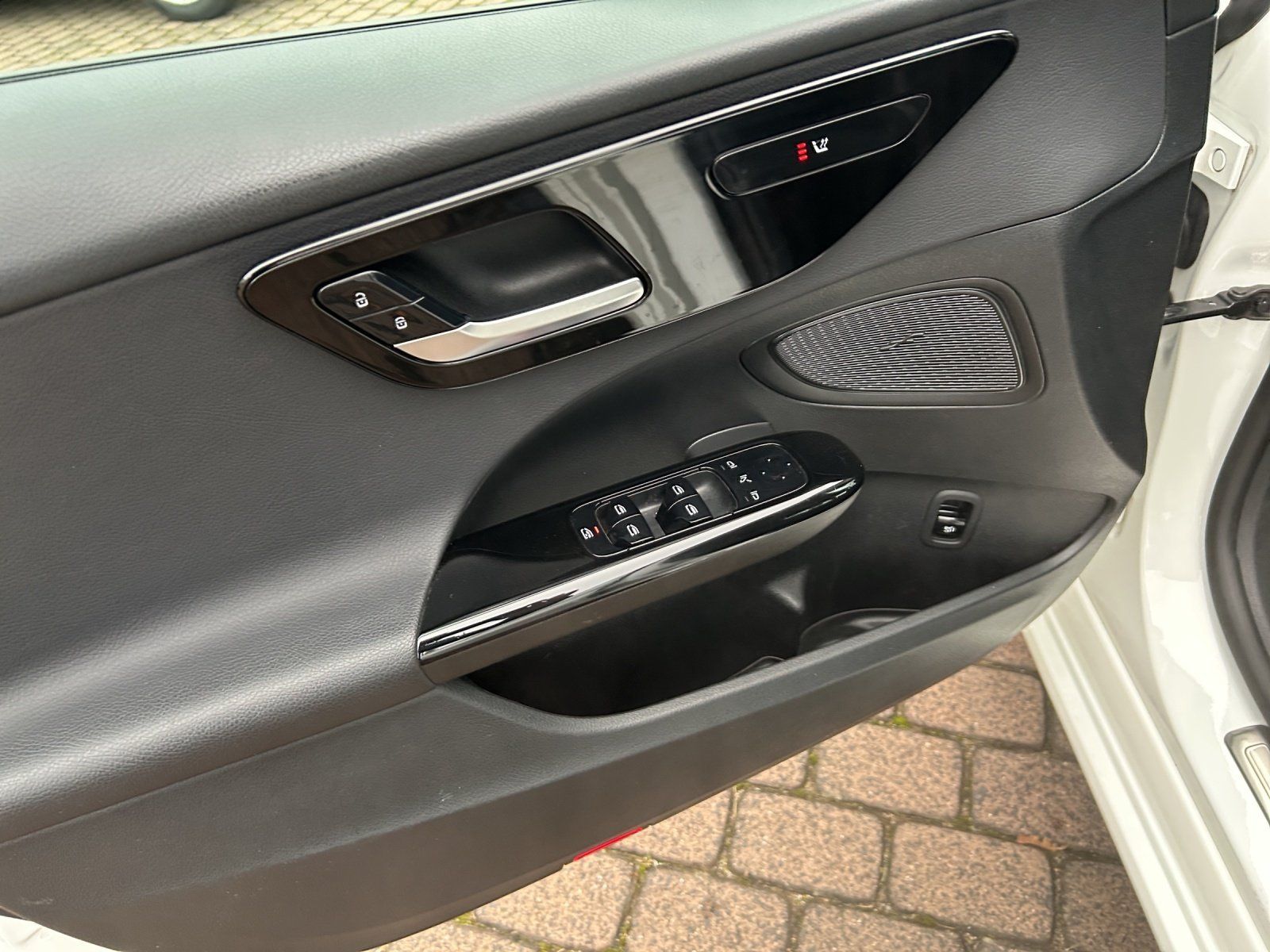 Fahrzeugabbildung Mercedes-Benz C300d T DISTRO Business LED el.Heckkl DAB Kamera