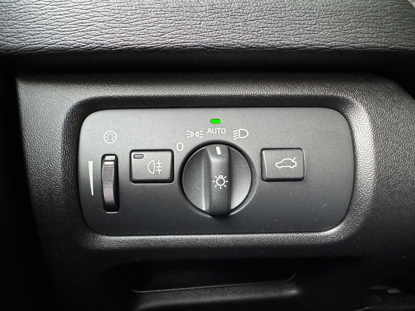 Fahrzeugabbildung Volvo V40 T3 Geartronic R Design LED ALU