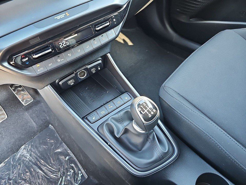 Fahrzeugabbildung Hyundai BAYON MY25 1.0T 6MT PRIME NAV+BOSE+KAMERA+PDC+QI