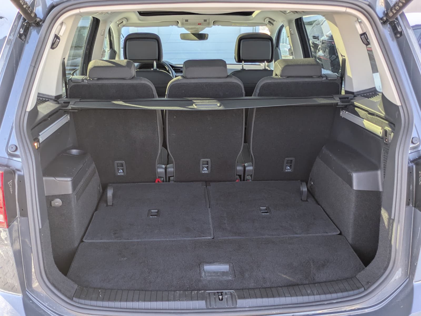 Fahrzeugabbildung Volkswagen Touran 2.0 DSG R-Line High BLACK Pano 7Si IQ AHK