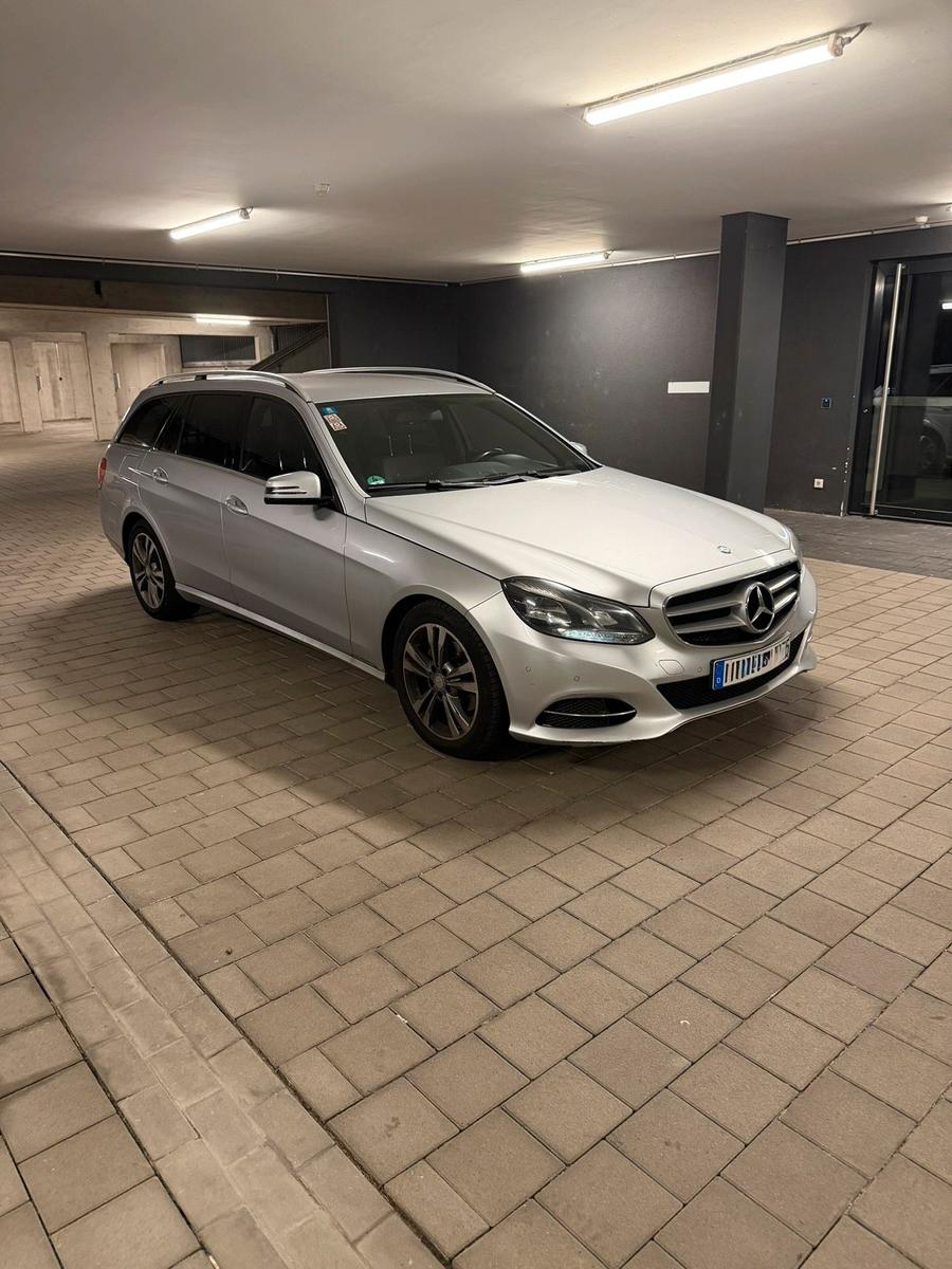 Mercedes-Benz E220 2014 — rear view