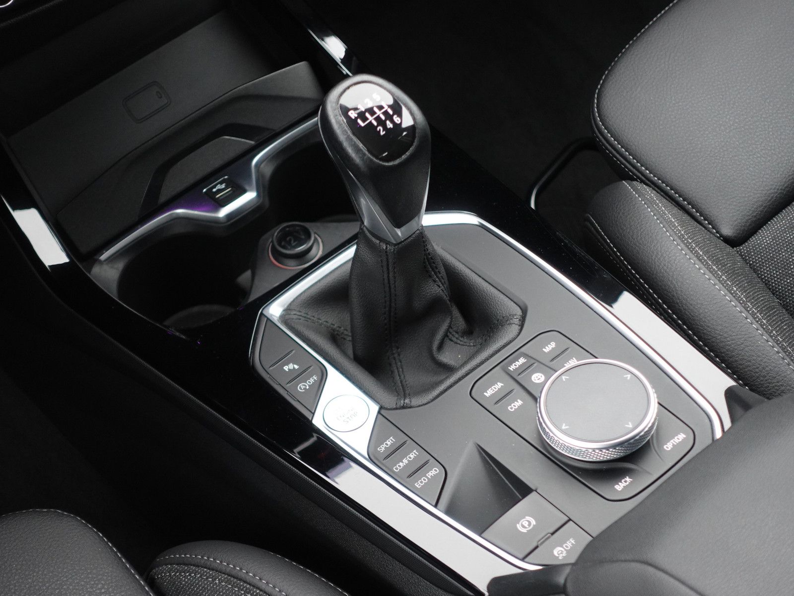 Fahrzeugabbildung BMW 118i Sport Line Navi CarPlay LED-Pkt.