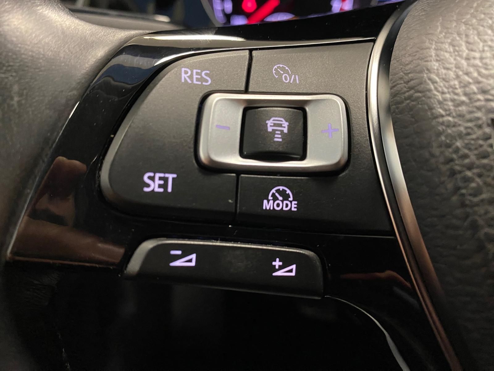Fahrzeugabbildung Volkswagen Golf 1.4 16V TSI 1395 ccm Highline PDC+NAVI+ACC+
