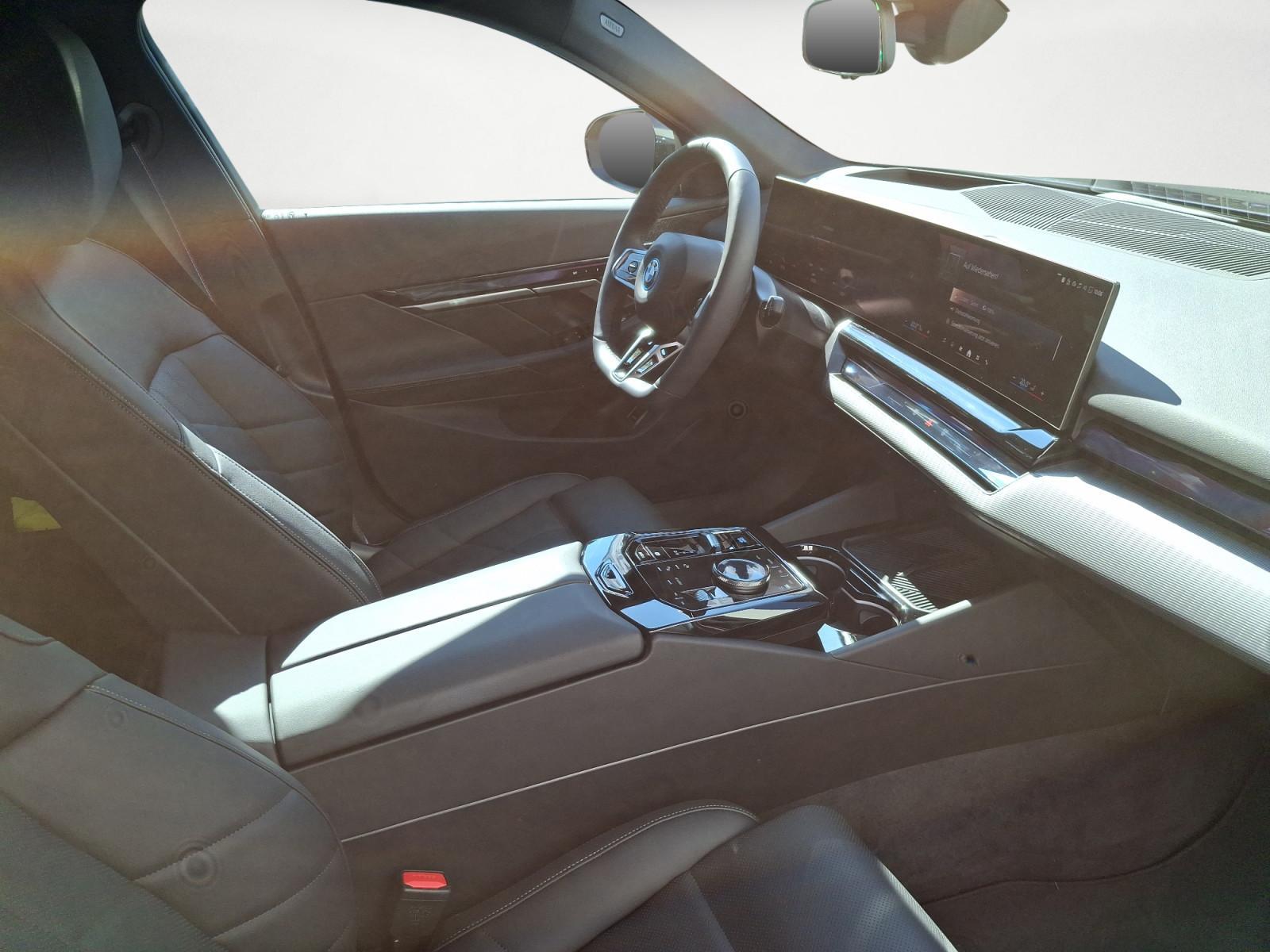 BMW i5 xDrive40 Touring M Sportpaket Pro AHK Driving