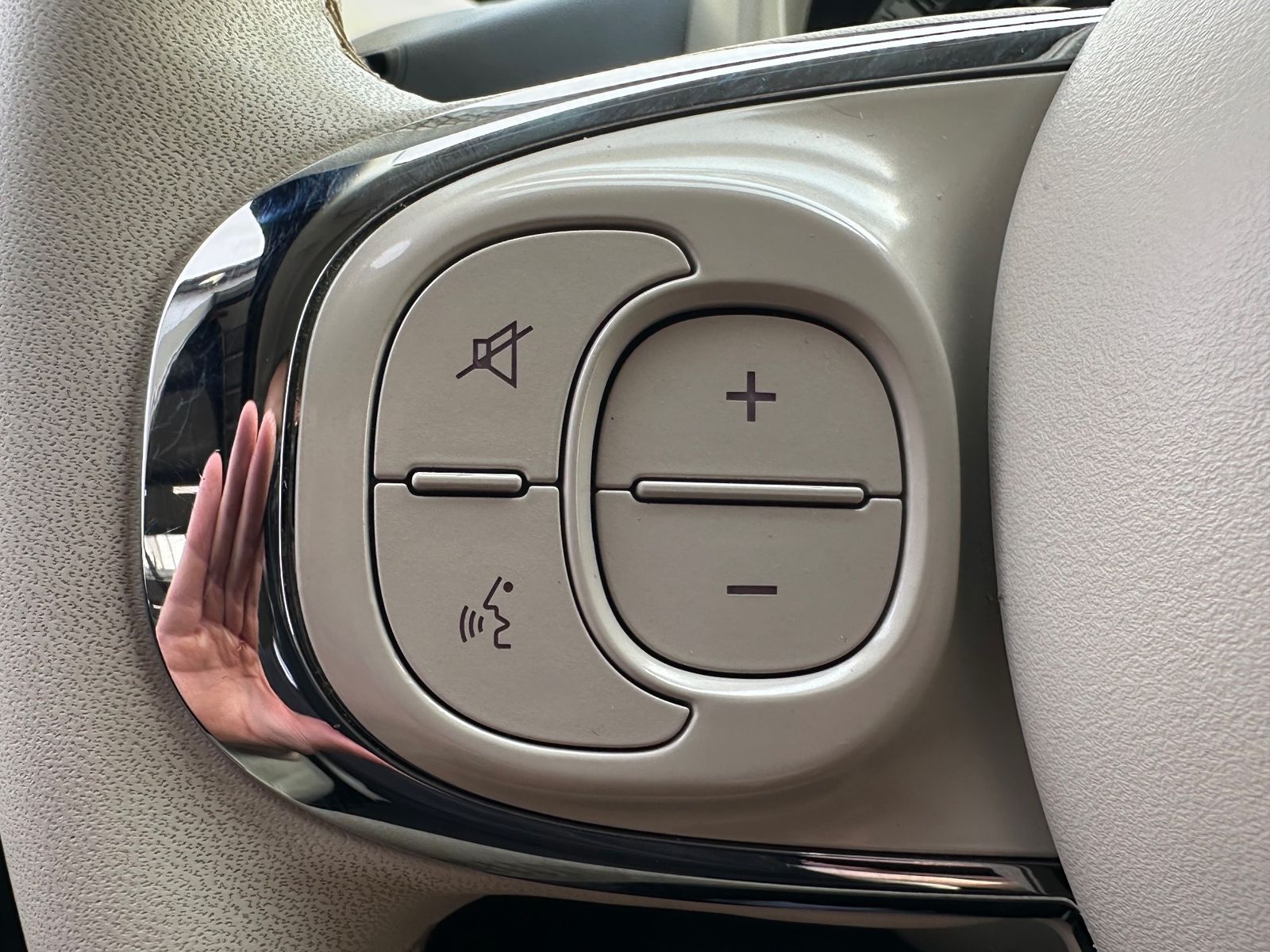 Fahrzeugabbildung Fiat 500C 1.0 GSE Mild-Hybrid Dolcevita CARPLAY