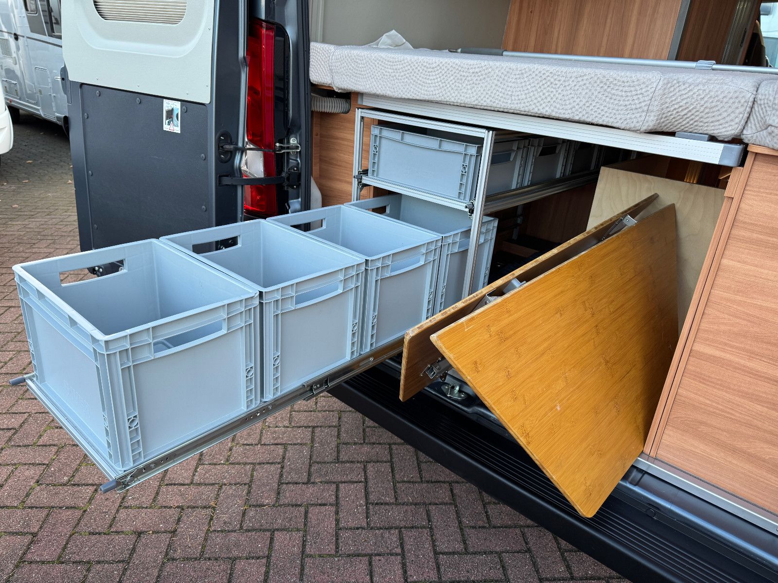 Fahrzeugabbildung Pössl SUMMIT 600 PLUS SCHWENKBAD KAMERA QUERBETT LED