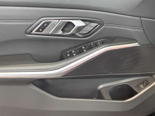 BMW 330 i M Sport+StandHZG+Laserlicht+Schiebedach foto 16