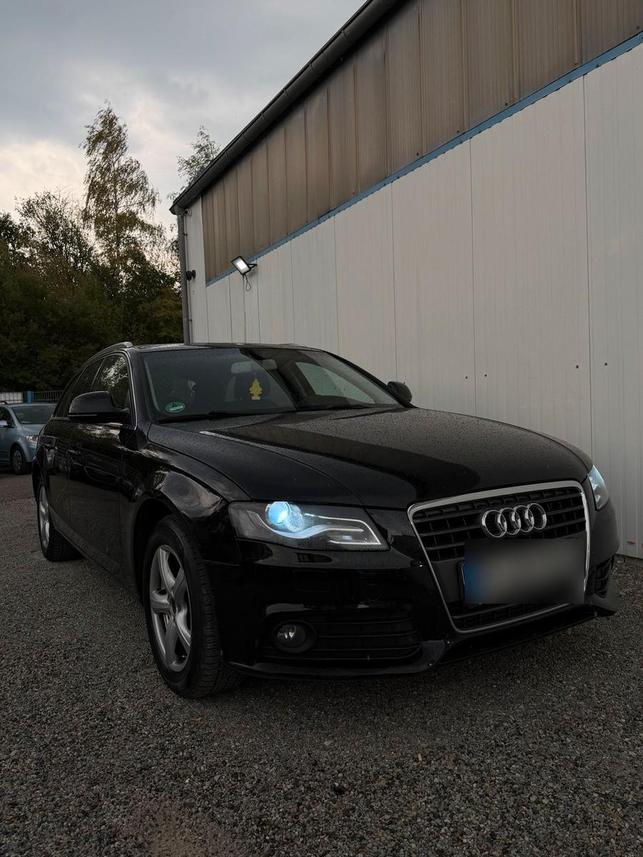 Audi A4 2009 — салон