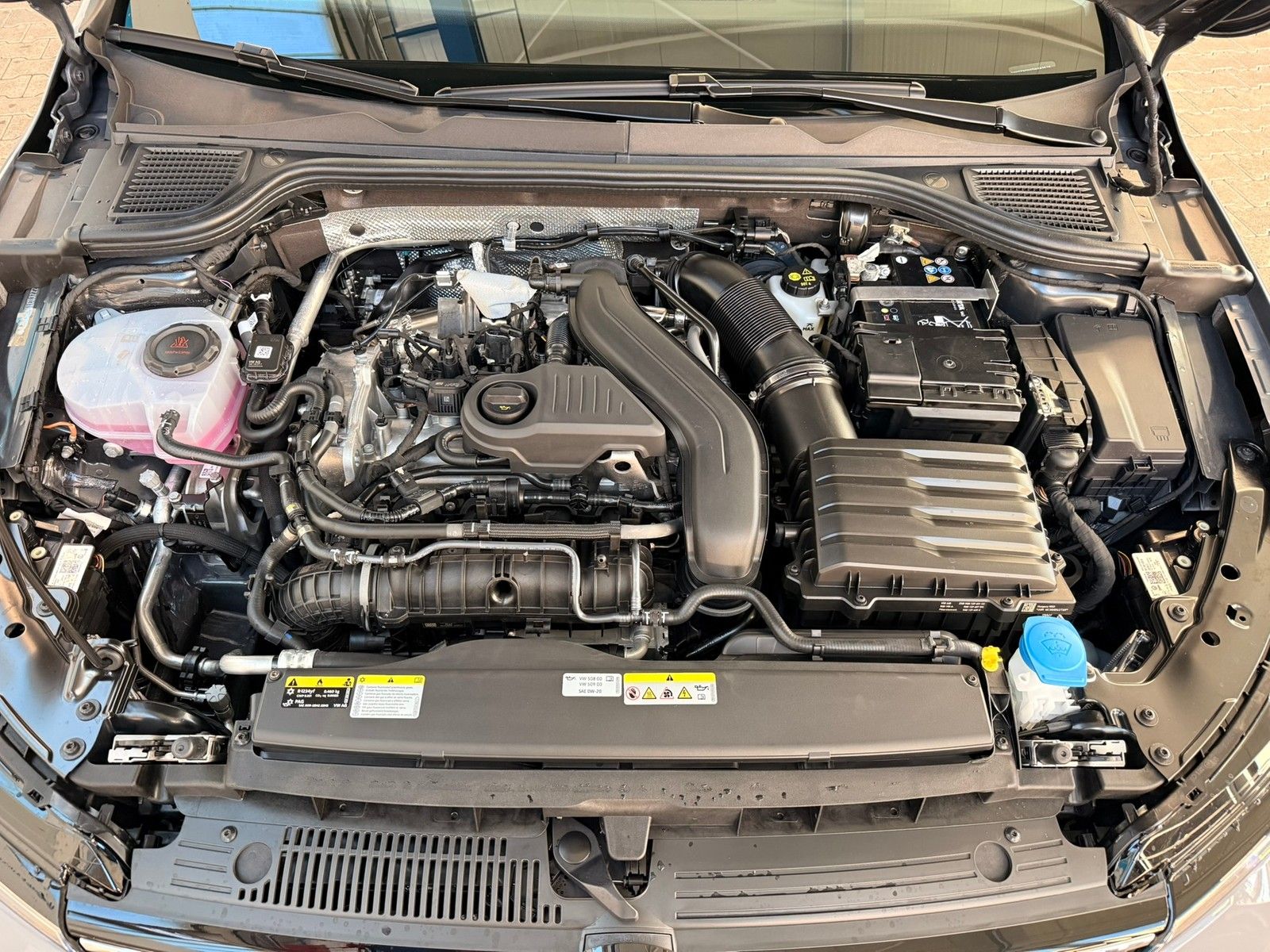 Fahrzeugabbildung Volkswagen Golf VIII Lim. 1.5 eTSI 110 kW Style DSG + Navi