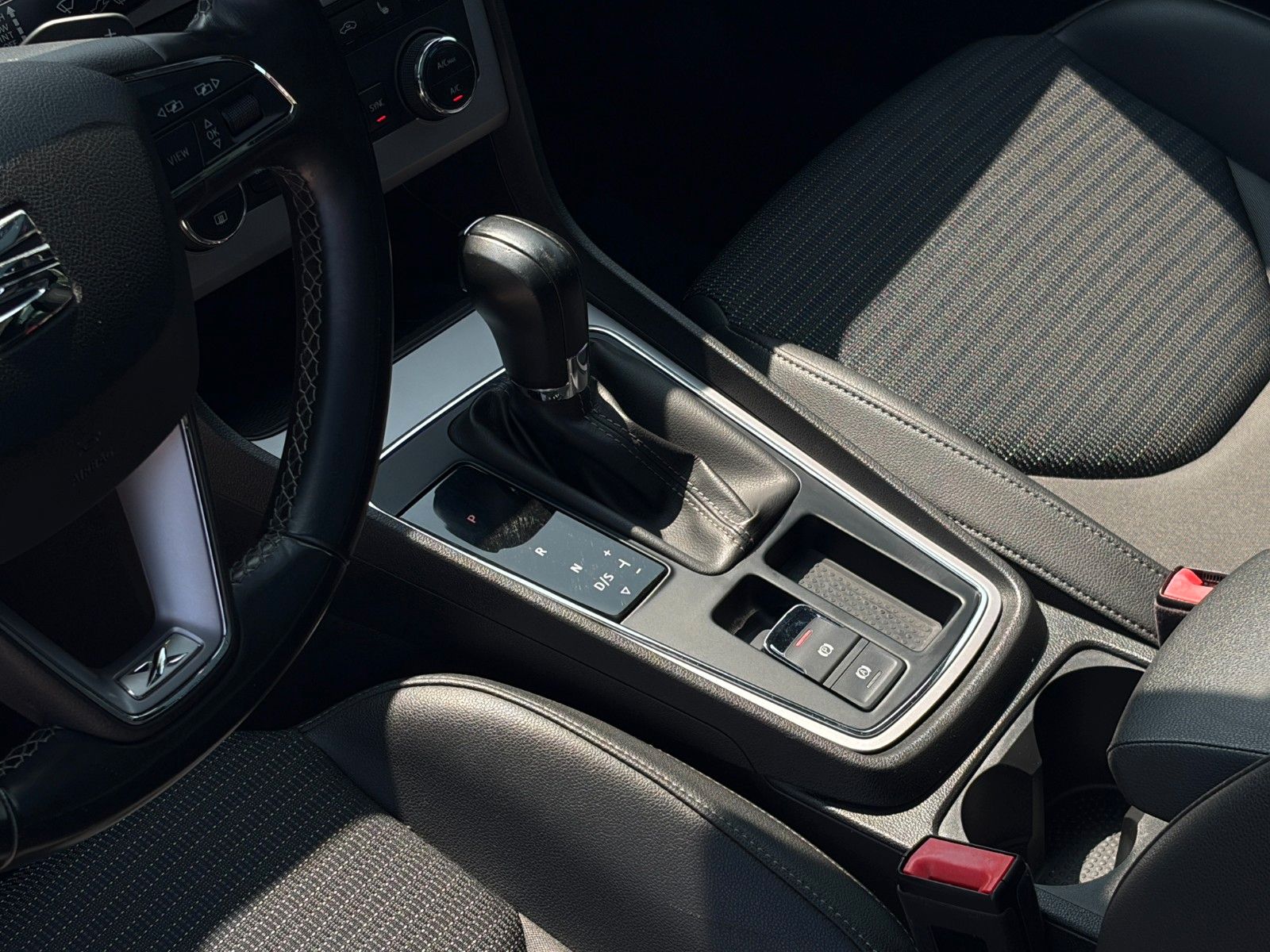 Fahrzeugabbildung SEAT Leon ST 1.5 TSI DSG Xcellence CarPlay PANO CAM