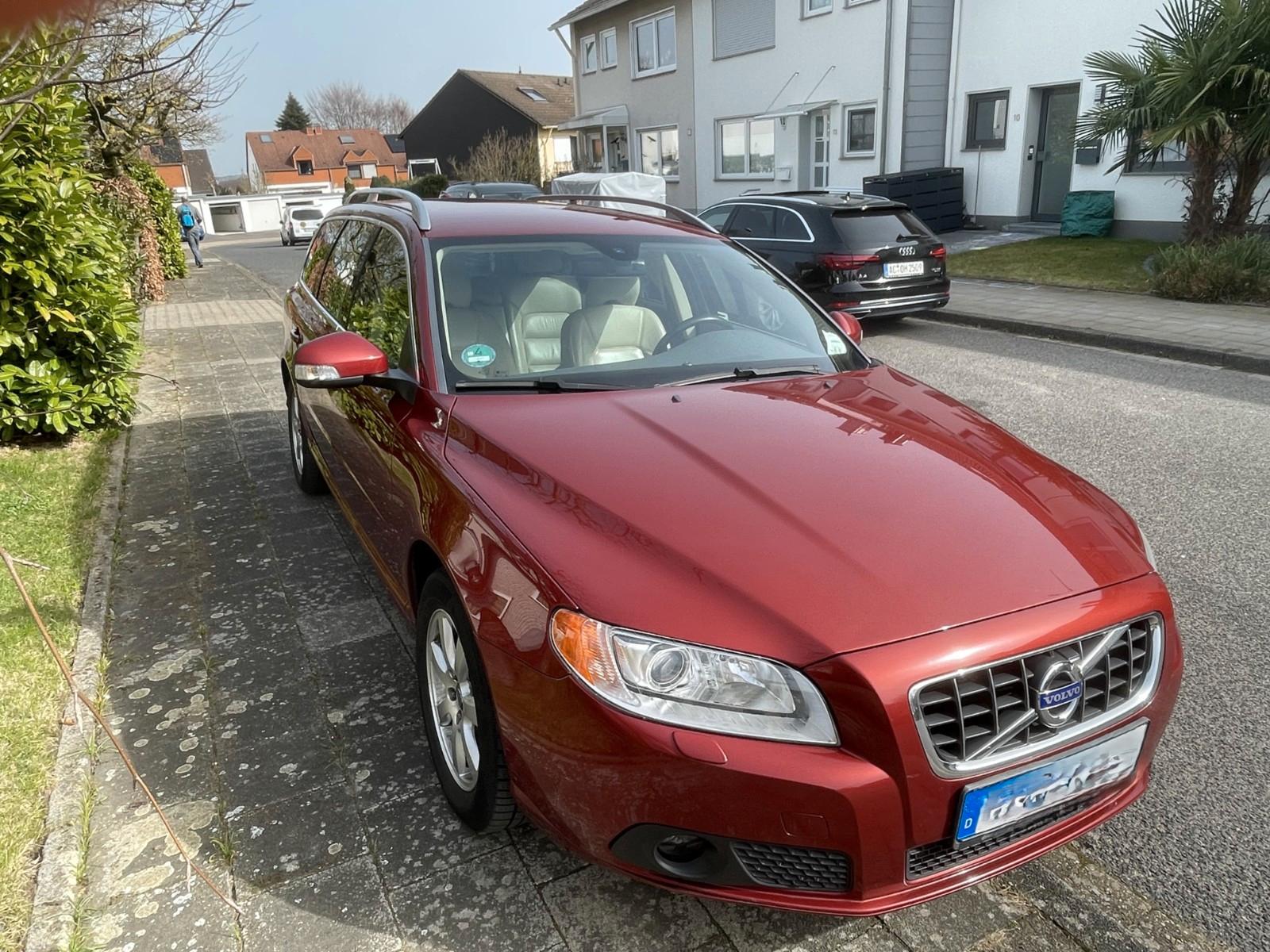 Volvo V70 2010 — вигляд ззаду