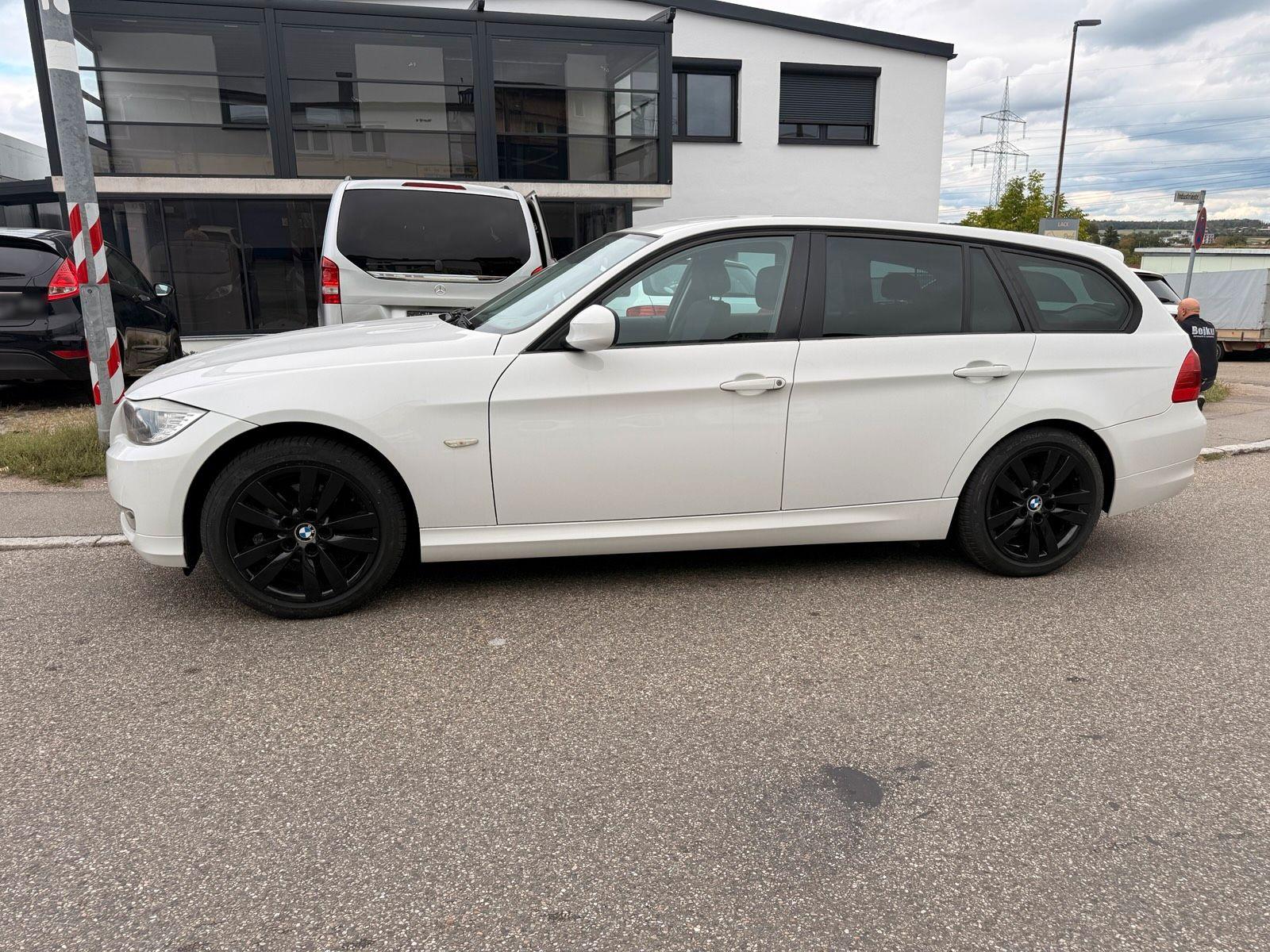 BMW 320 2011 — interior
