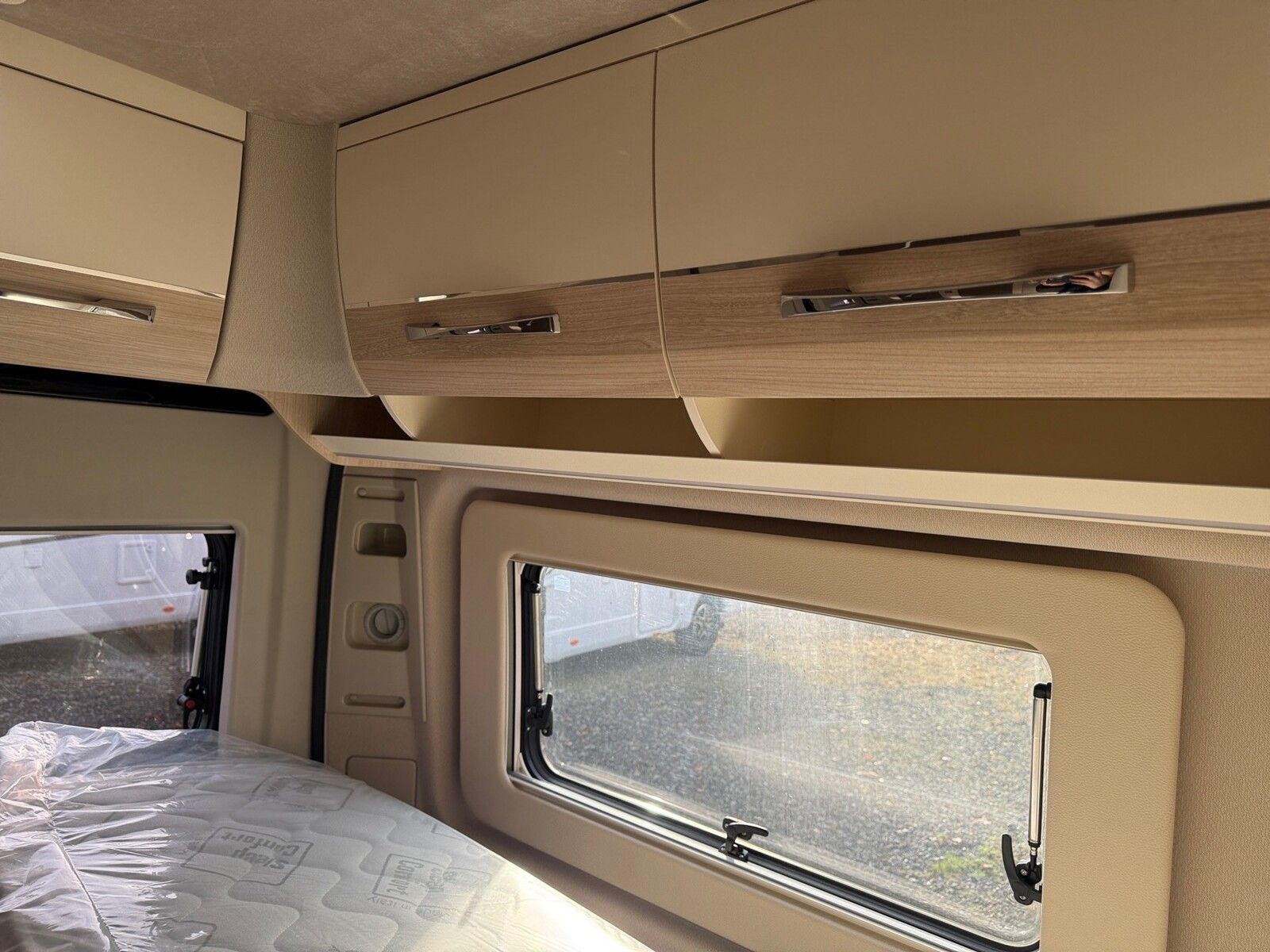 Fahrzeugabbildung Eura Mobil Van V 595 HB Pop-Up Dach, Captain-Chair-Sitze