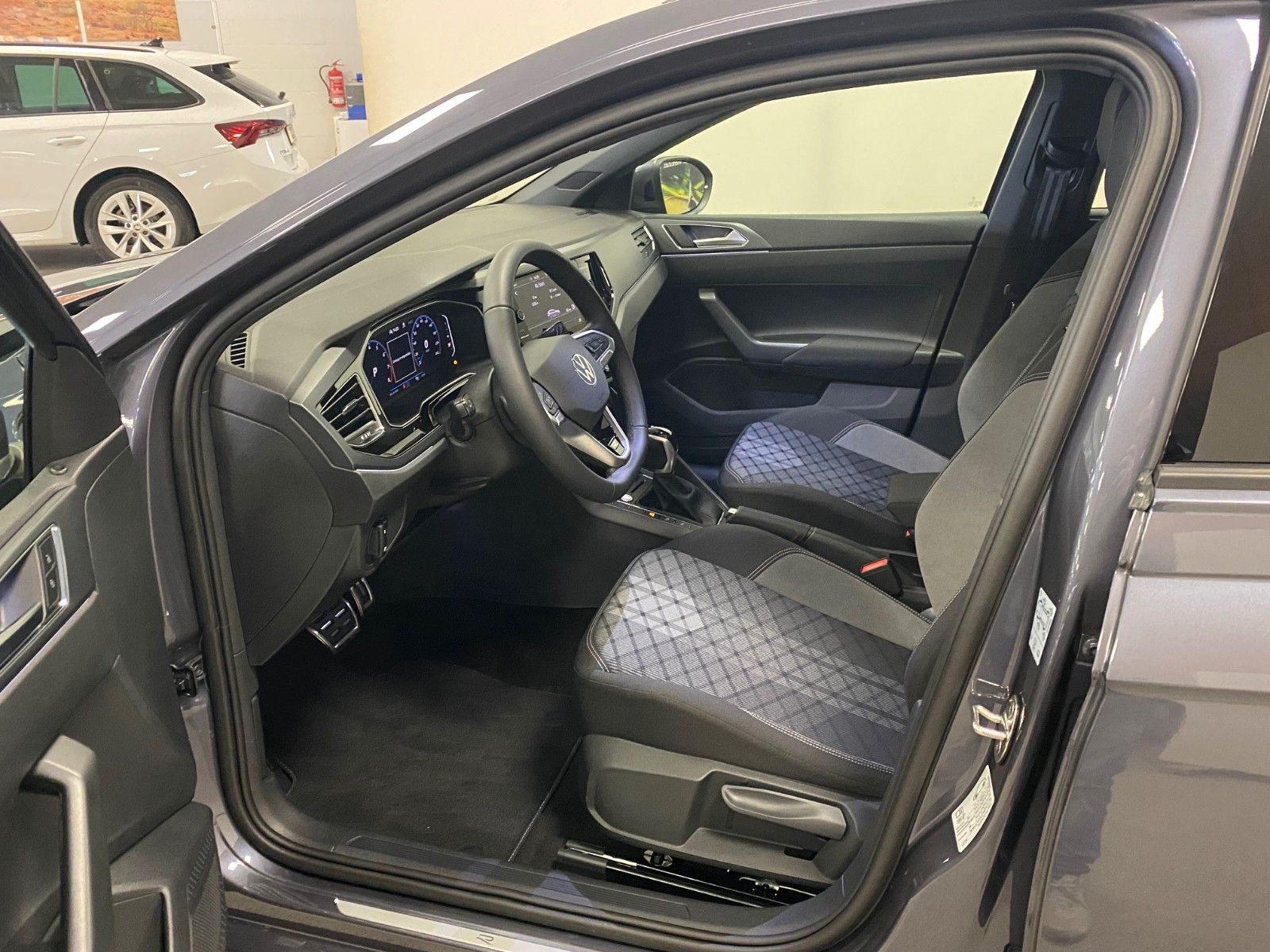 Fahrzeugabbildung Volkswagen Taigo 1.5 TSI DSG R-Line+MATRIX LED+18"ALU+KAMER