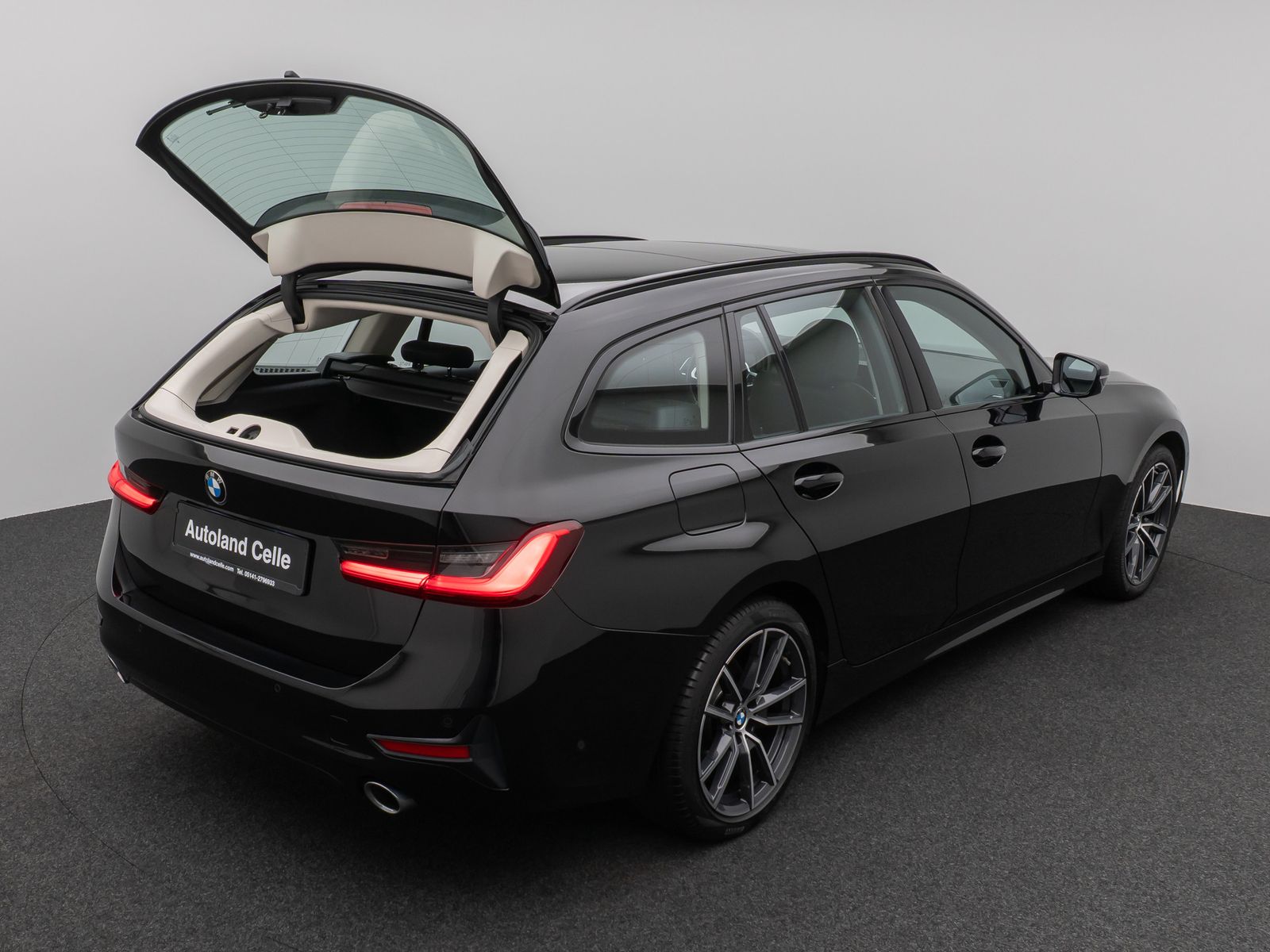 Fahrzeugabbildung BMW 320d  Sport Line Panorama HUD DAB Lordos LED PDC