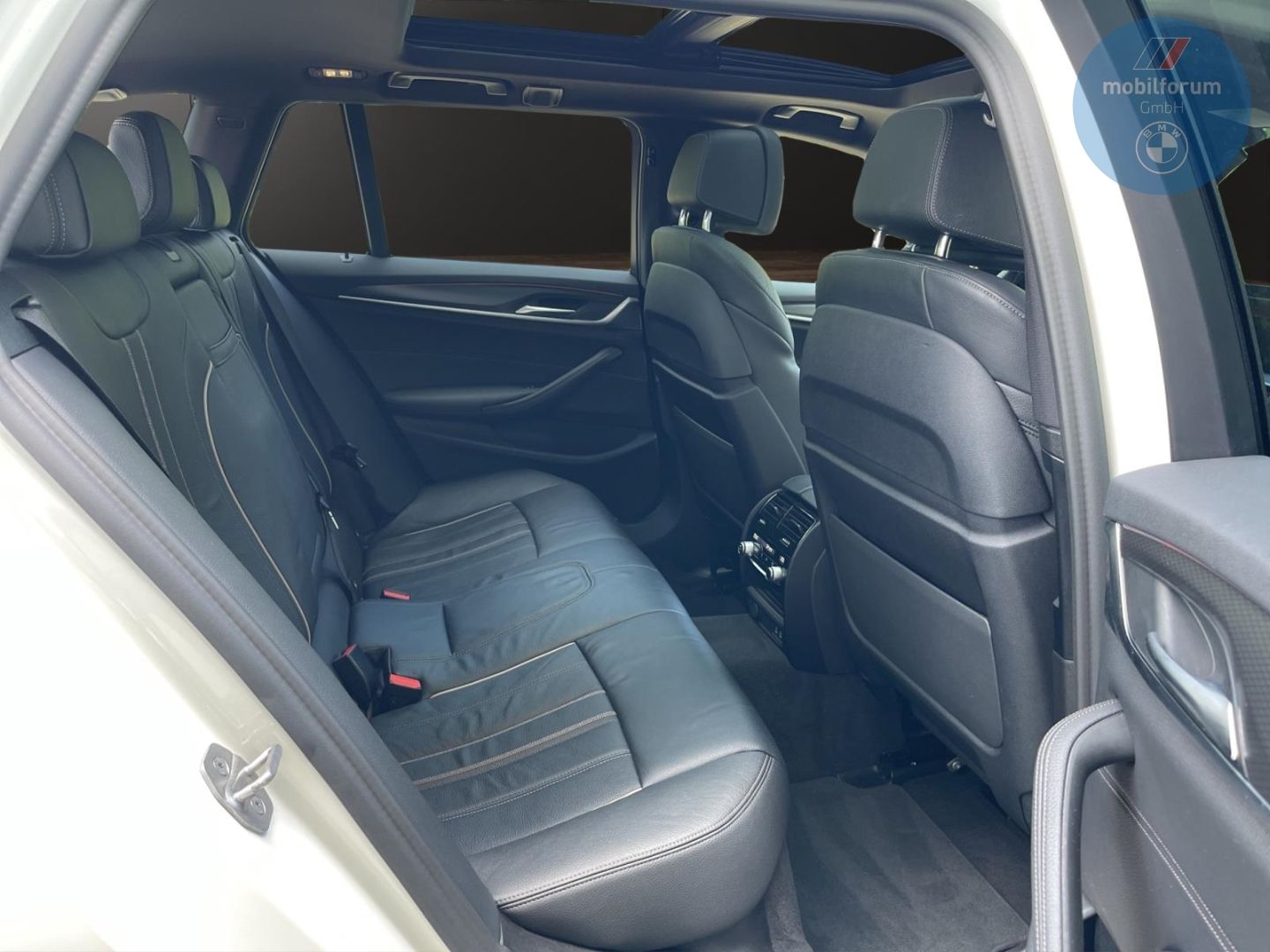 BMW 530 i Touring M-Sport AHK StandHZG Panorama foto 4