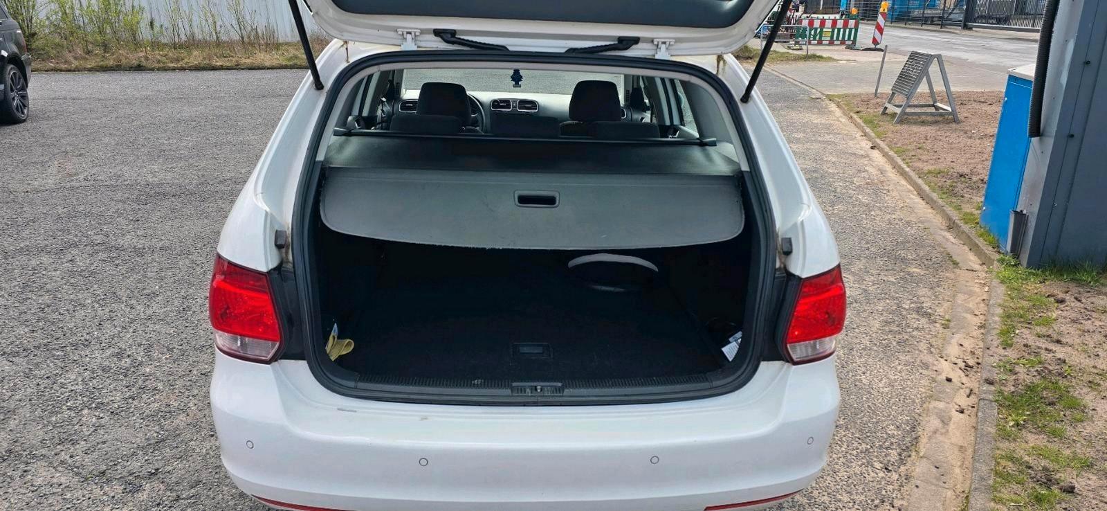 Volkswagen Golf 2012 — interior