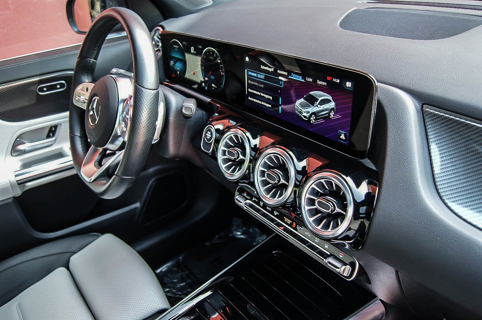 Fahrzeugabbildung Mercedes-Benz GLA 250 e AMG MBUX PANORAMA LEDER ANHZV